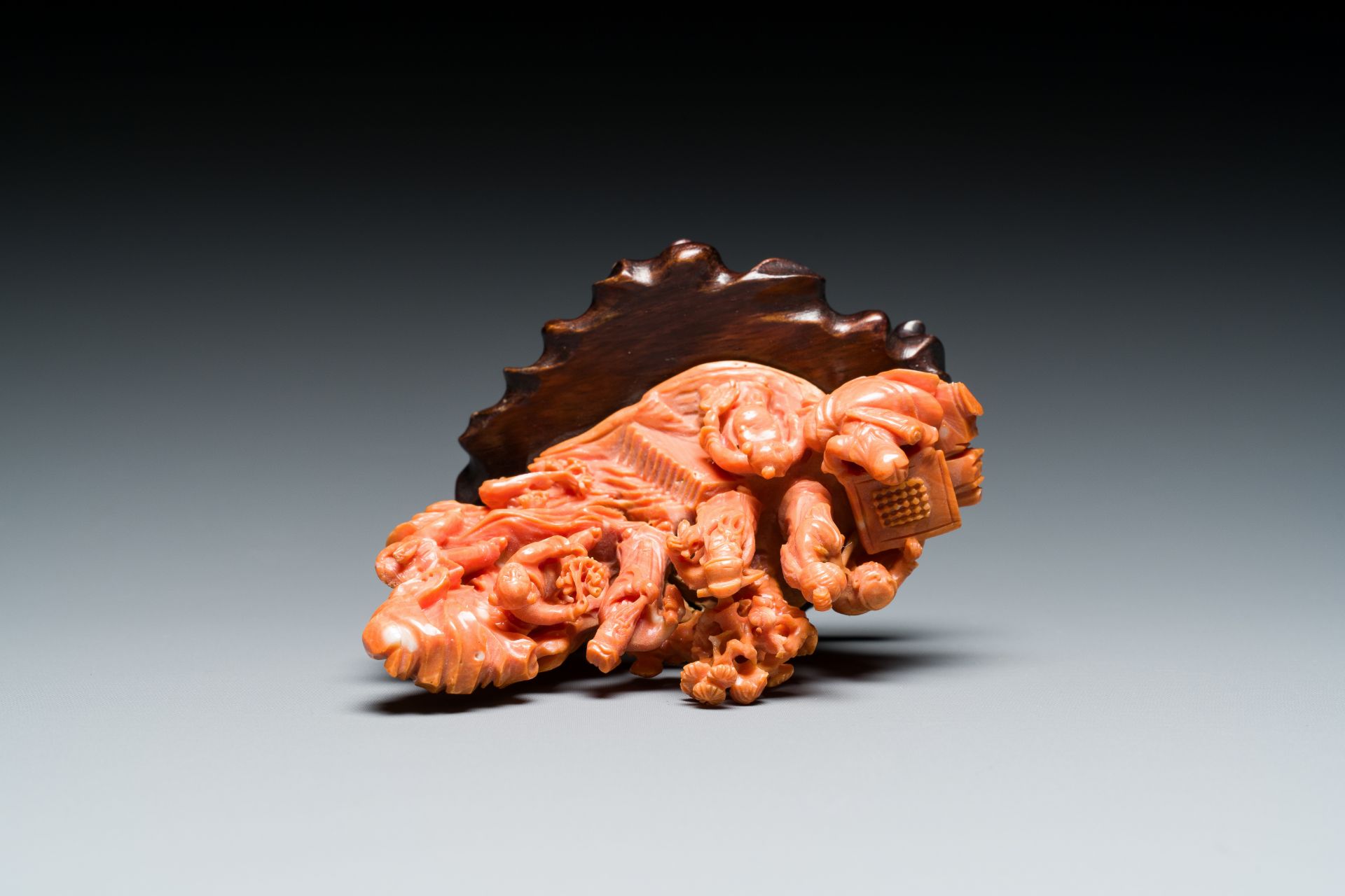 A Chinese red coral 'Eight Immortals' group on wooden stand, 19/20th C. - Bild 5 aus 14
