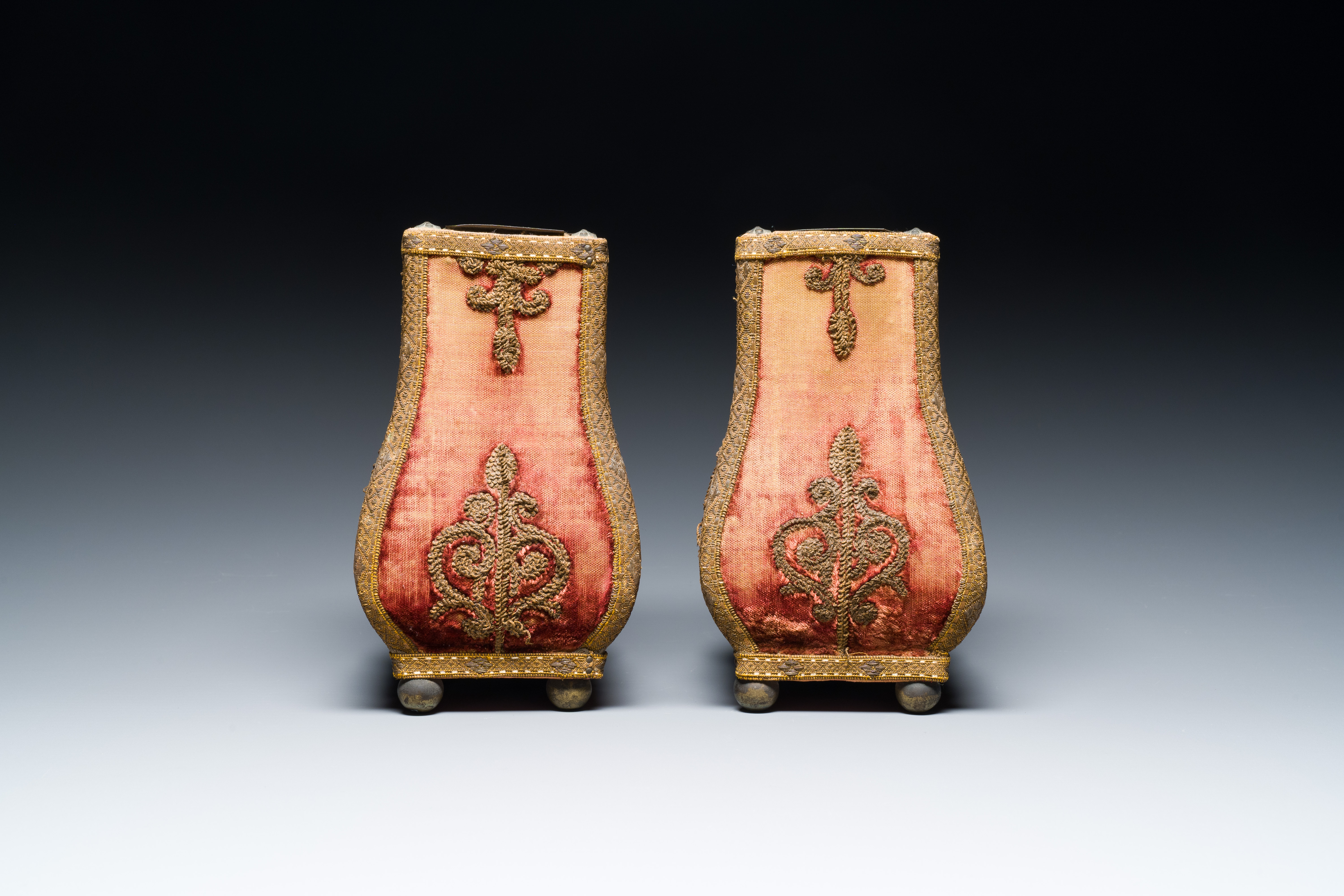 A pair of Louis XIV vases covered with velvet and gold thread, with metal liner, France, 18th C. - Image 12 of 19