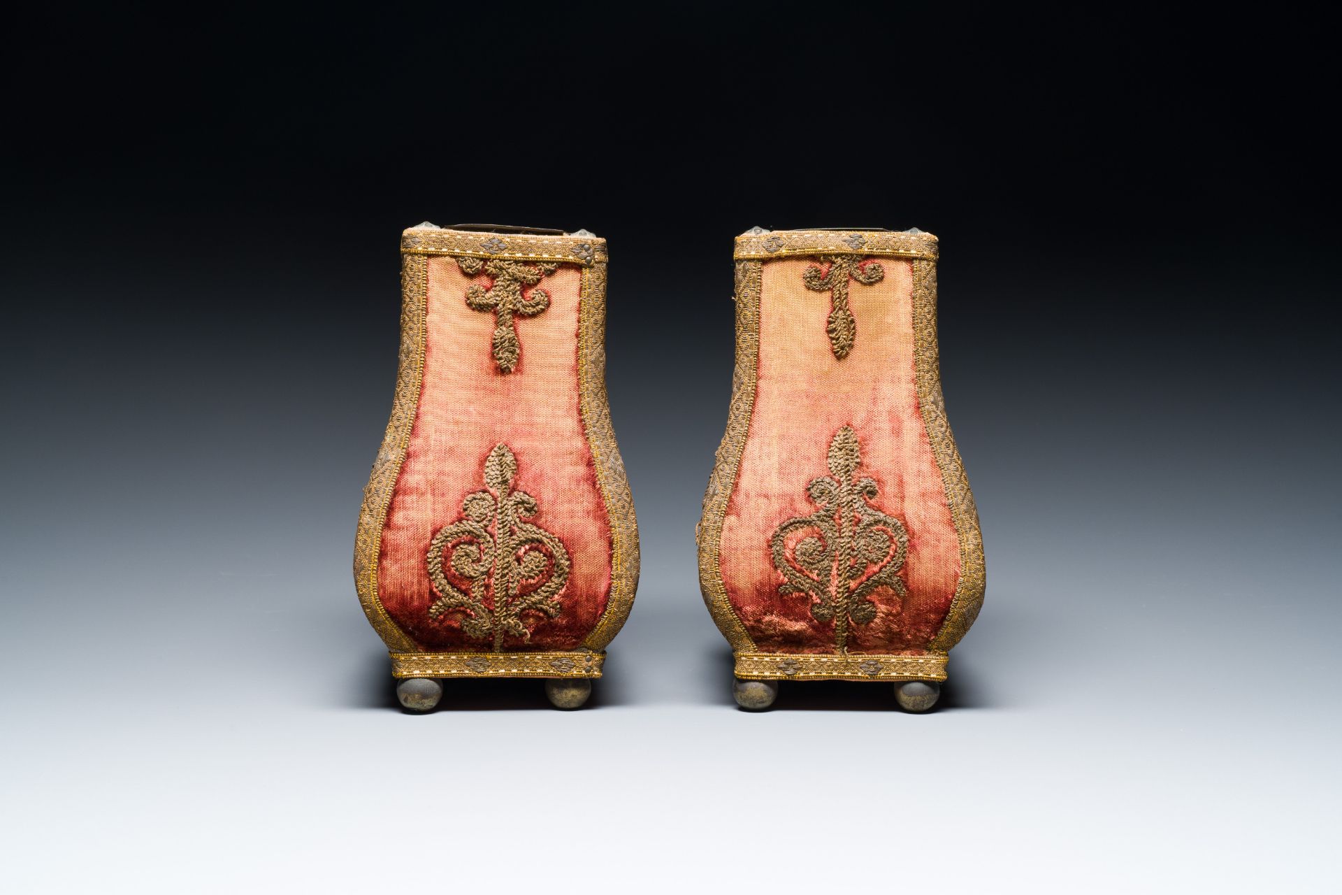 A pair of Louis XIV vases covered with velvet and gold thread, with metal liner, France, 18th C. - Image 12 of 19