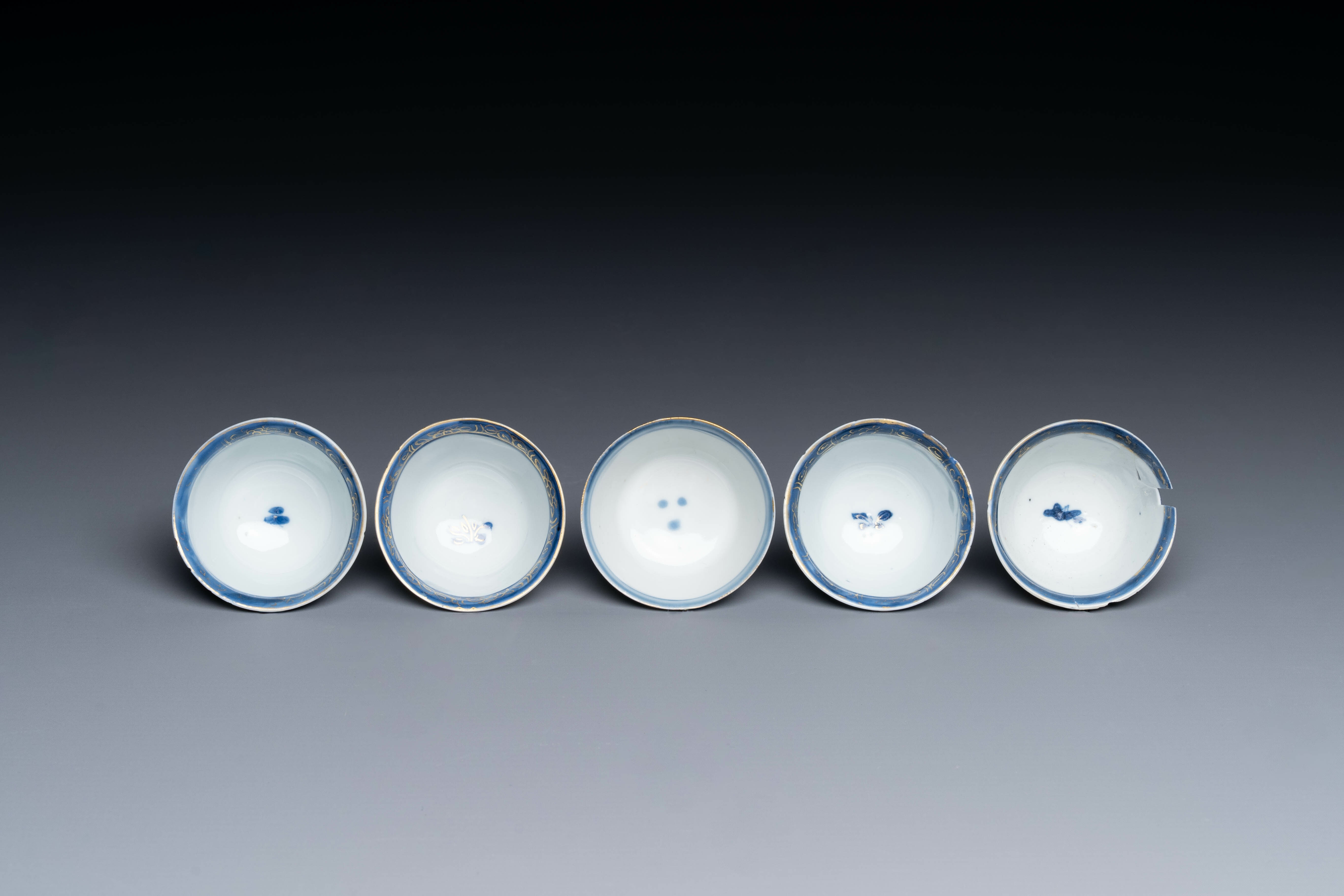 Thirteen Chinese blue and white saucers and twelve cups with figural design, Kangxi/Yongzheng - Image 10 of 11