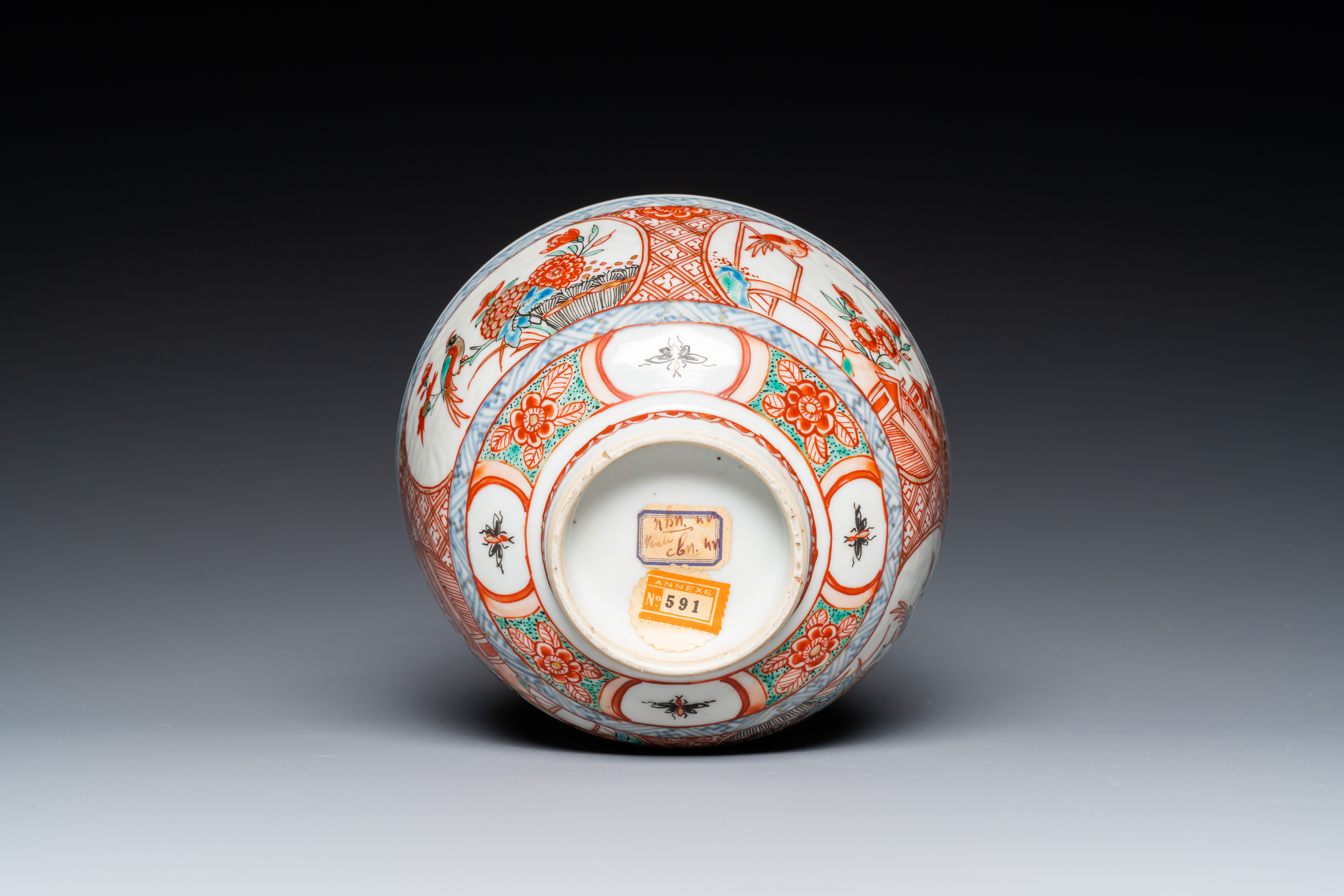A pair of Chinese English-decorated plates and a Dutch-overdecorated Chinese bowl and plate, Qianlon - Image 9 of 9