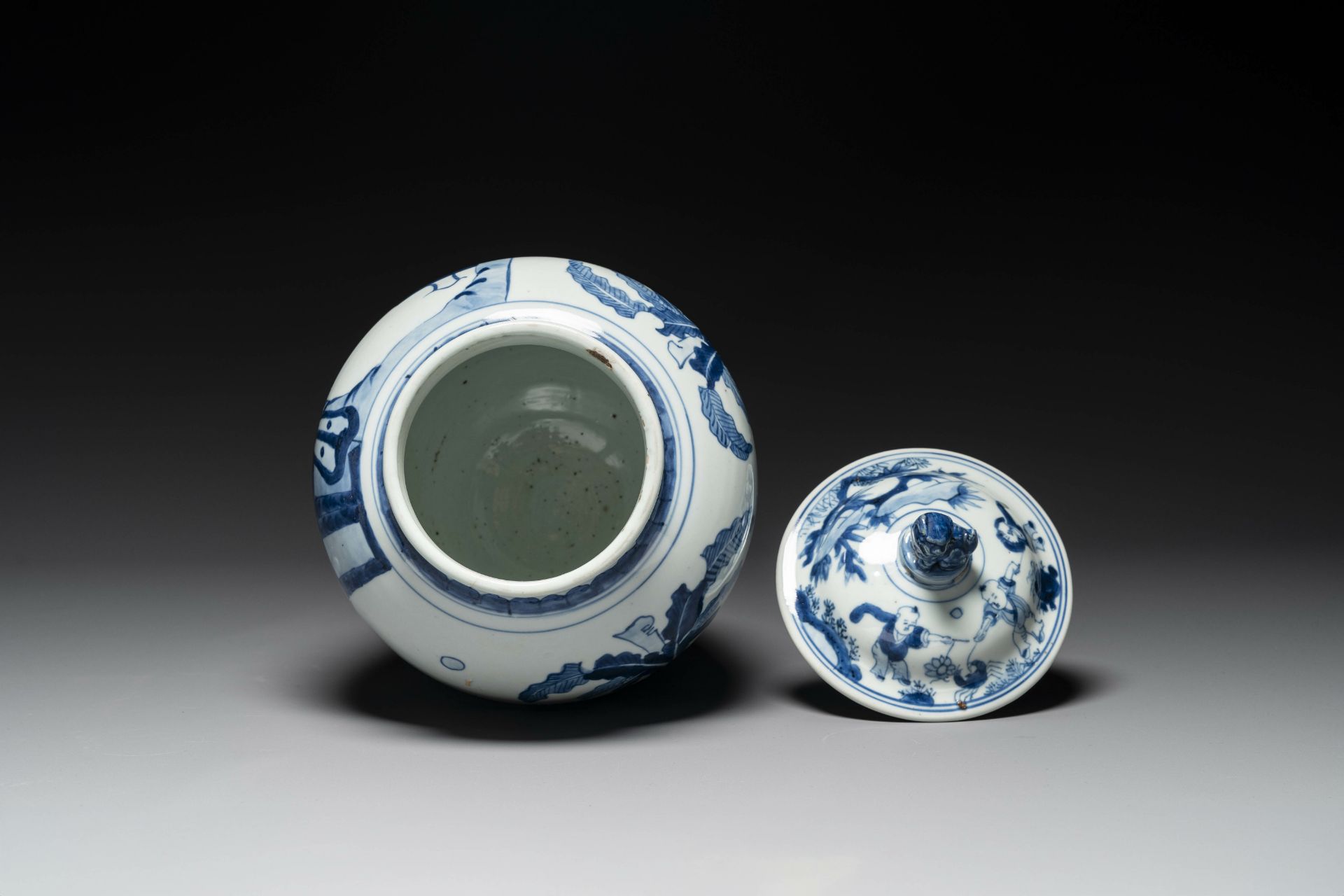 A Chinese blue and white 'Jia Guan Jin Jue åŠ å®˜æ™‰çˆµ' vase and cover, Transitional period - Image 5 of 6
