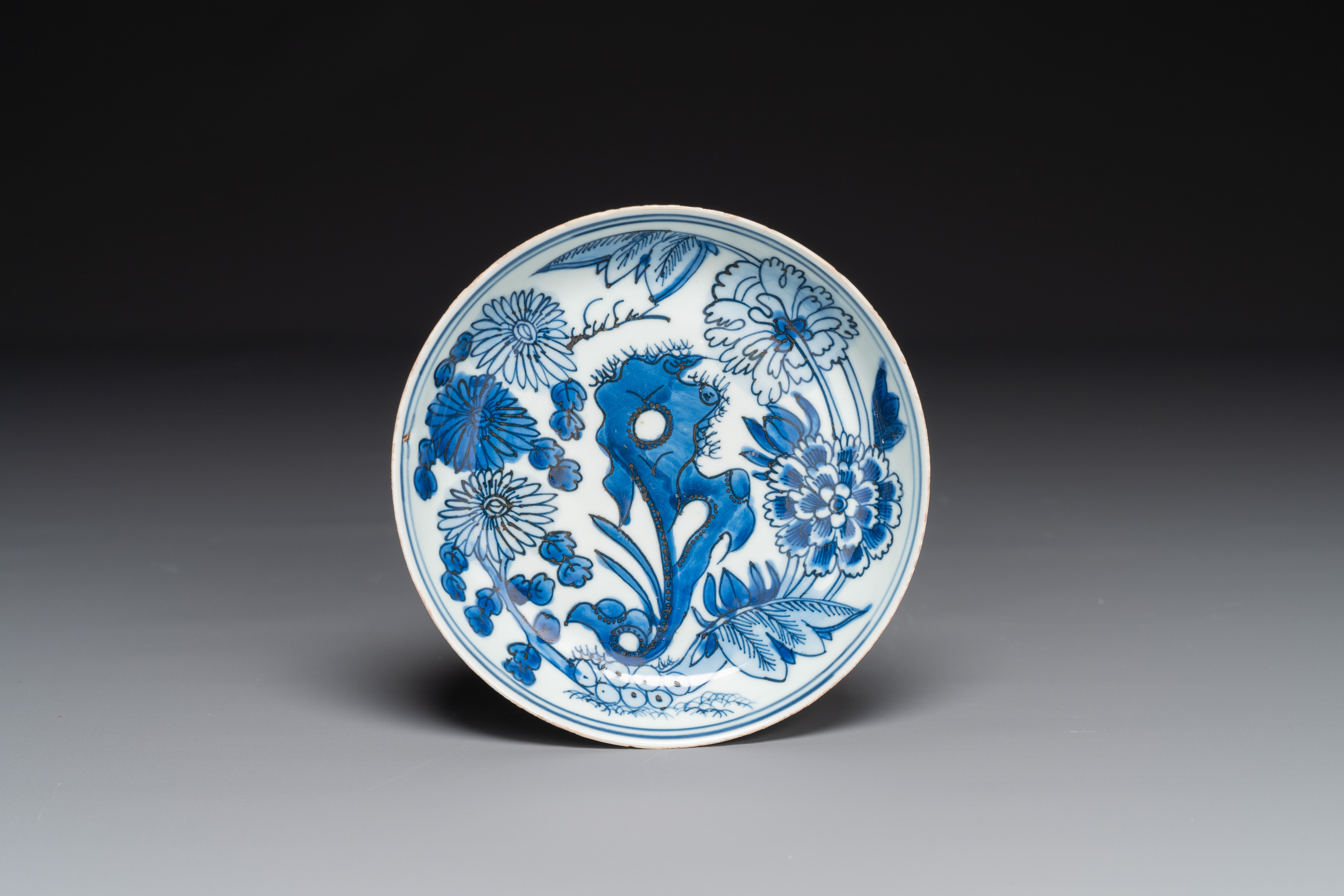 A Chinese blue and white plate with floral design, Xuande mark, Wanli