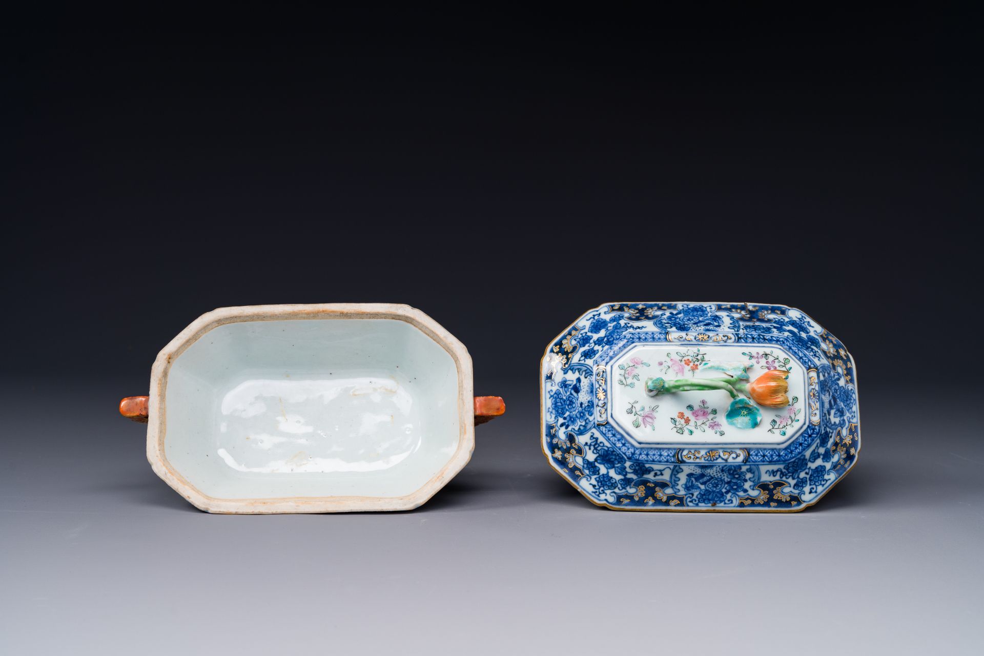 A Chinese Canton famille rose 'mandarin subject' tureen and cover on stand and a teapot and cover, Q - Bild 7 aus 14