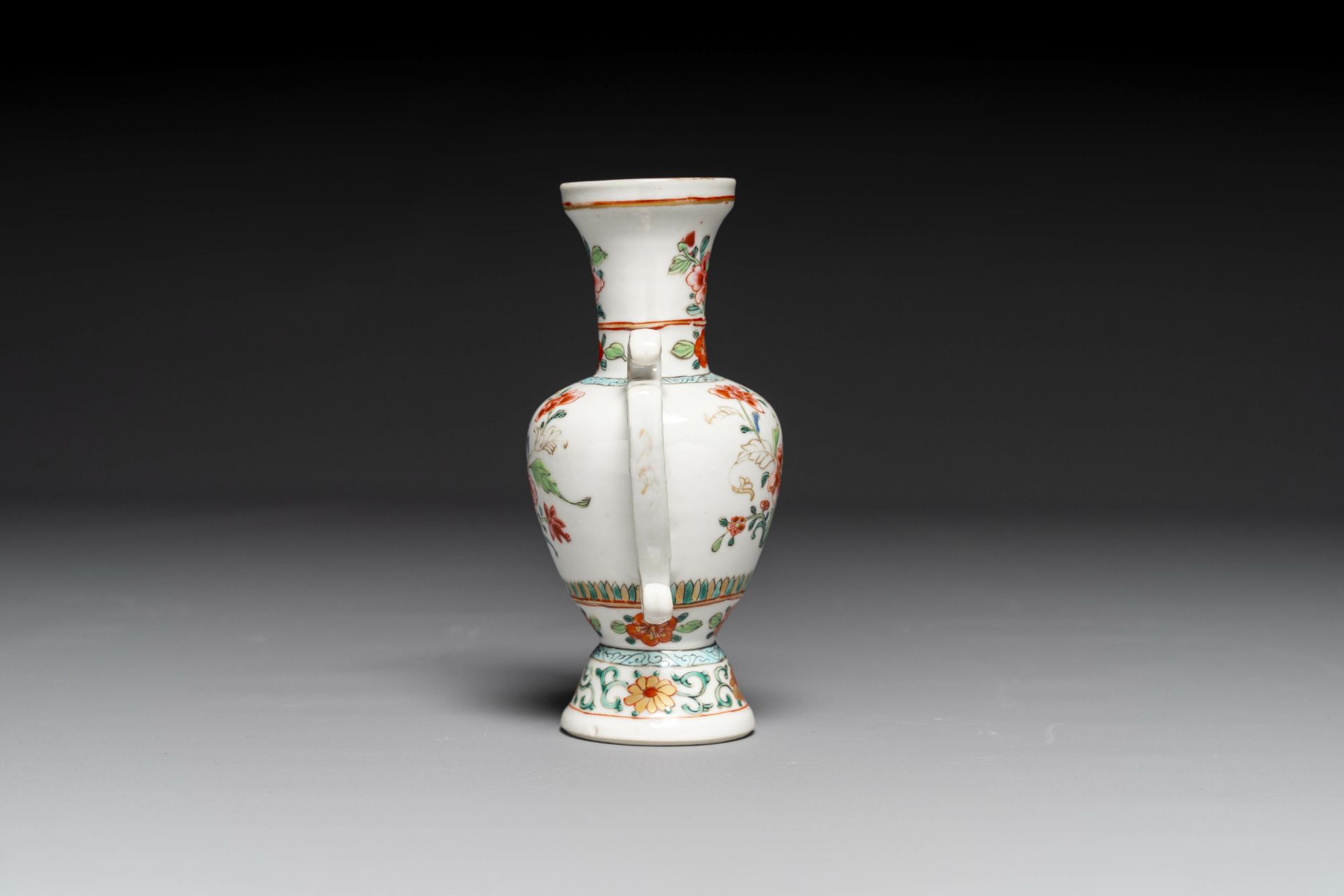 An unusual Chinese famille rose export porcelain vase, Qianlong - Bild 2 aus 6