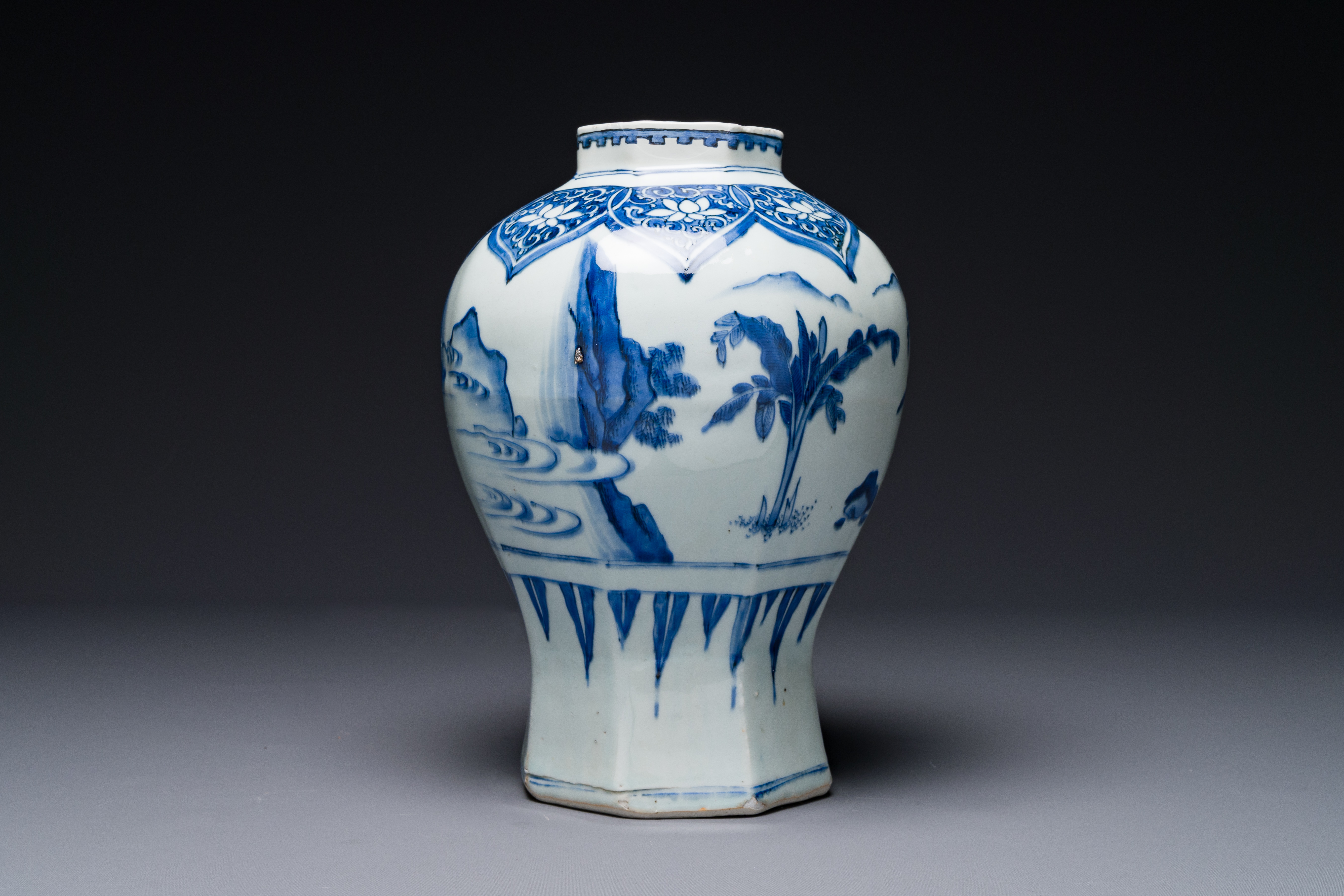 A Chinese blue and white octagonal 'Jia Guan Jin Jue åŠ å®˜æ™‰çˆµ' vase, Transitional period - Image 3 of 7