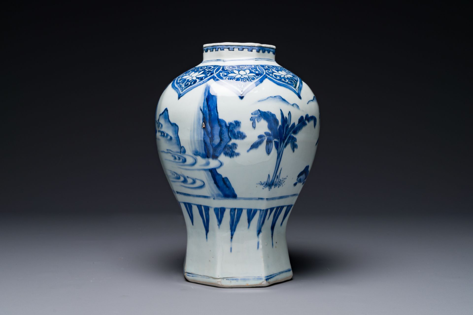 A Chinese blue and white octagonal 'Jia Guan Jin Jue åŠ å®˜æ™‰çˆµ' vase, Transitional period - Bild 3 aus 7