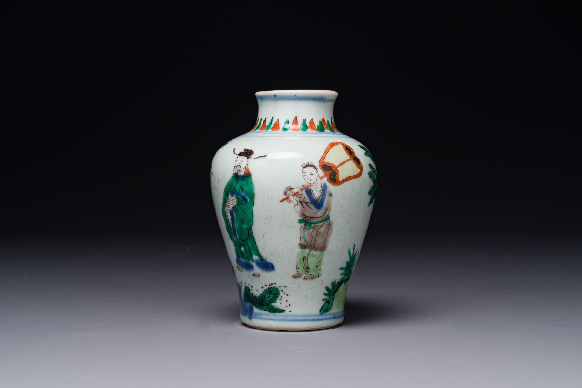 A small Chinese wucai jar with figures in a landscape, Transition period - Bild 2 aus 6