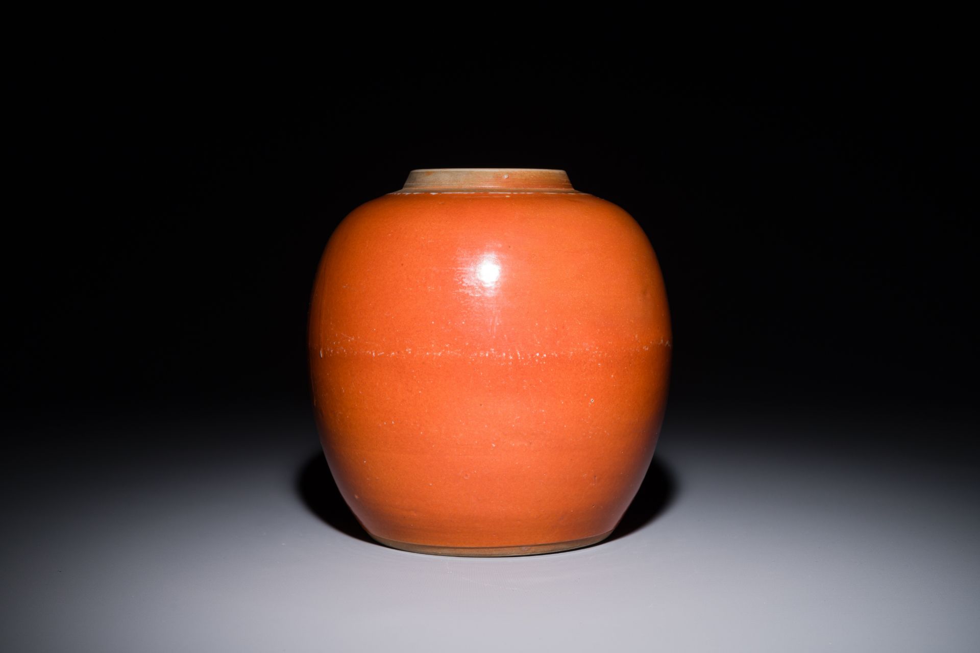 A Chinese monochrome coral-red-glazed ginger jar with wooden cover, 18th C. - Bild 2 aus 4