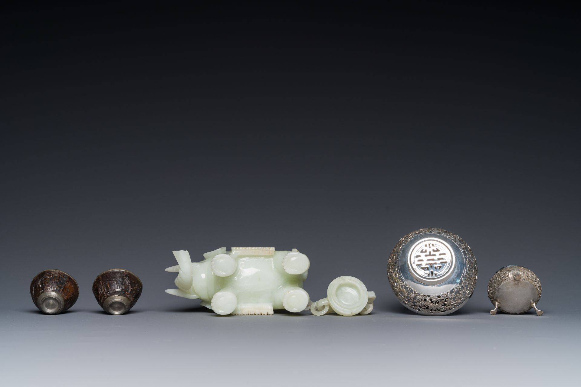 A group of six various Chinese objects, including jade and silver, 19/20th C. - Bild 6 aus 7