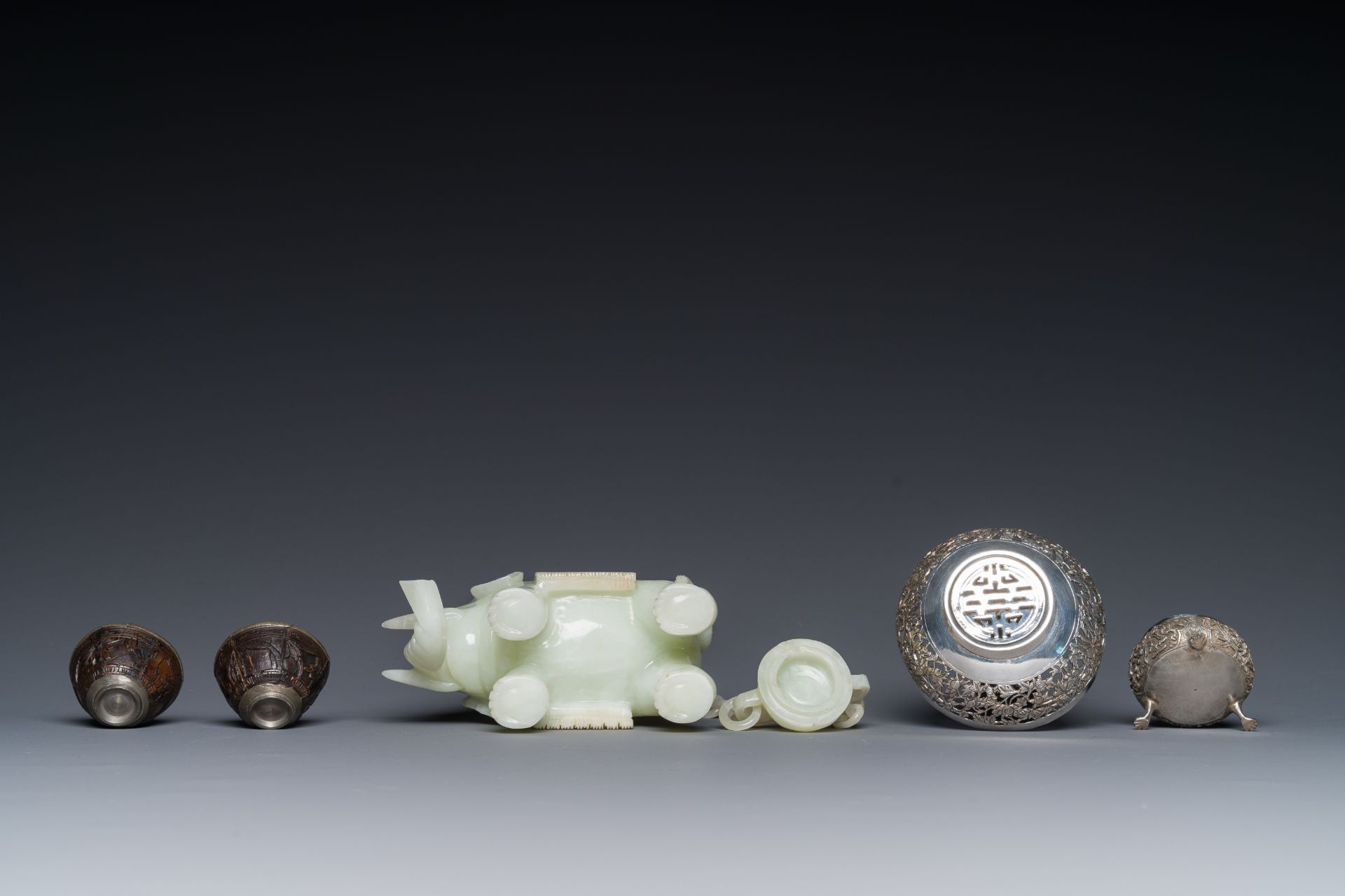 A group of six various Chinese objects, including jade and silver, 19/20th C. - Image 6 of 7