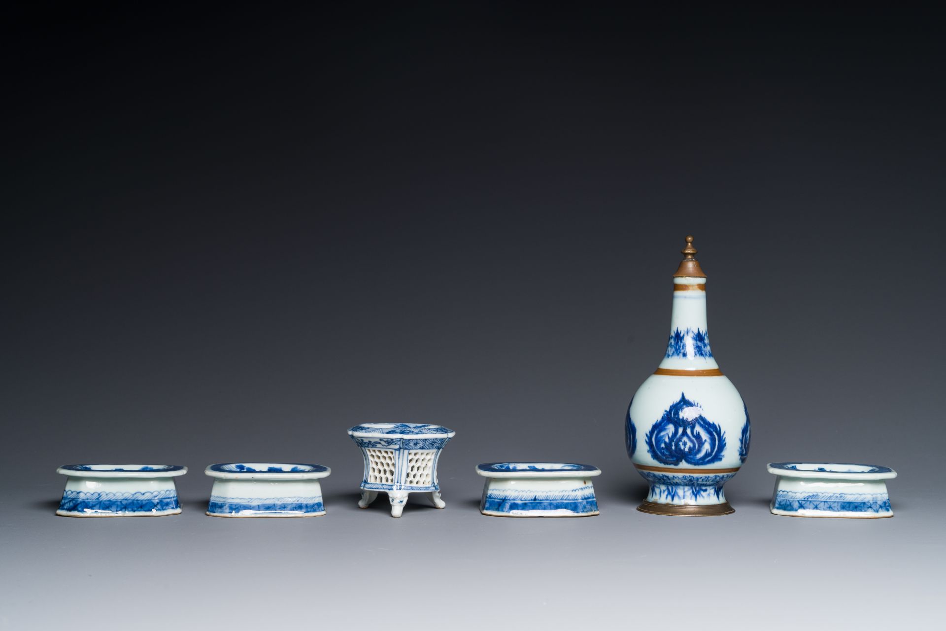 Five Chinese blue and white salts and a sprinkler with copper mounts, Kangxi/Jiaqing - Bild 4 aus 5