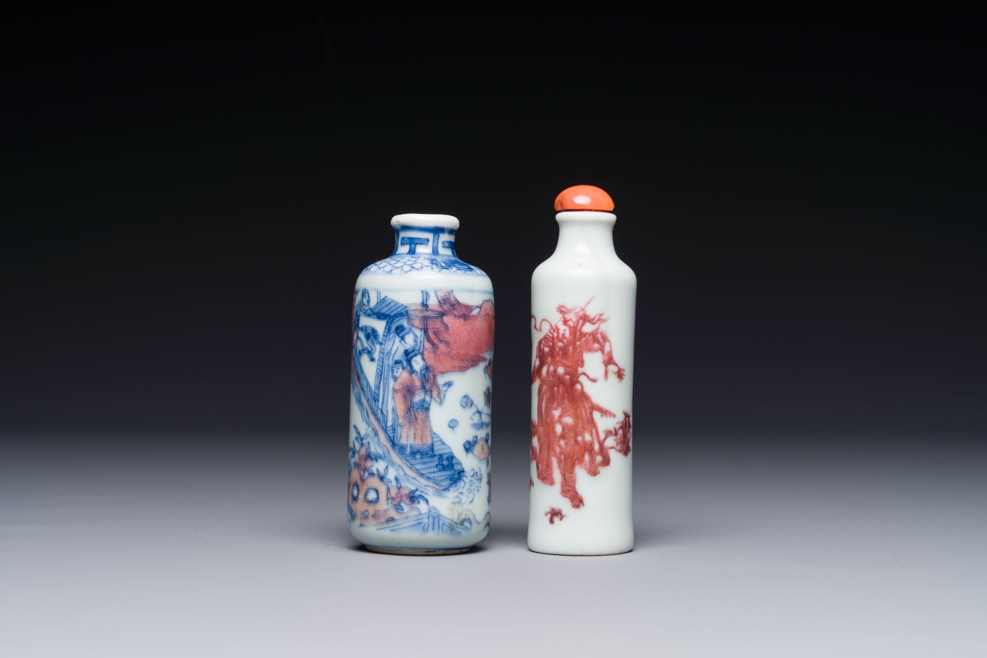 Two Chinese blue, white and copper-red snuff bottles, Qianlong mark, 19th C. - Bild 2 aus 3