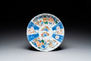 A Chinese verte-Imari dish with floral decor, Kangxi