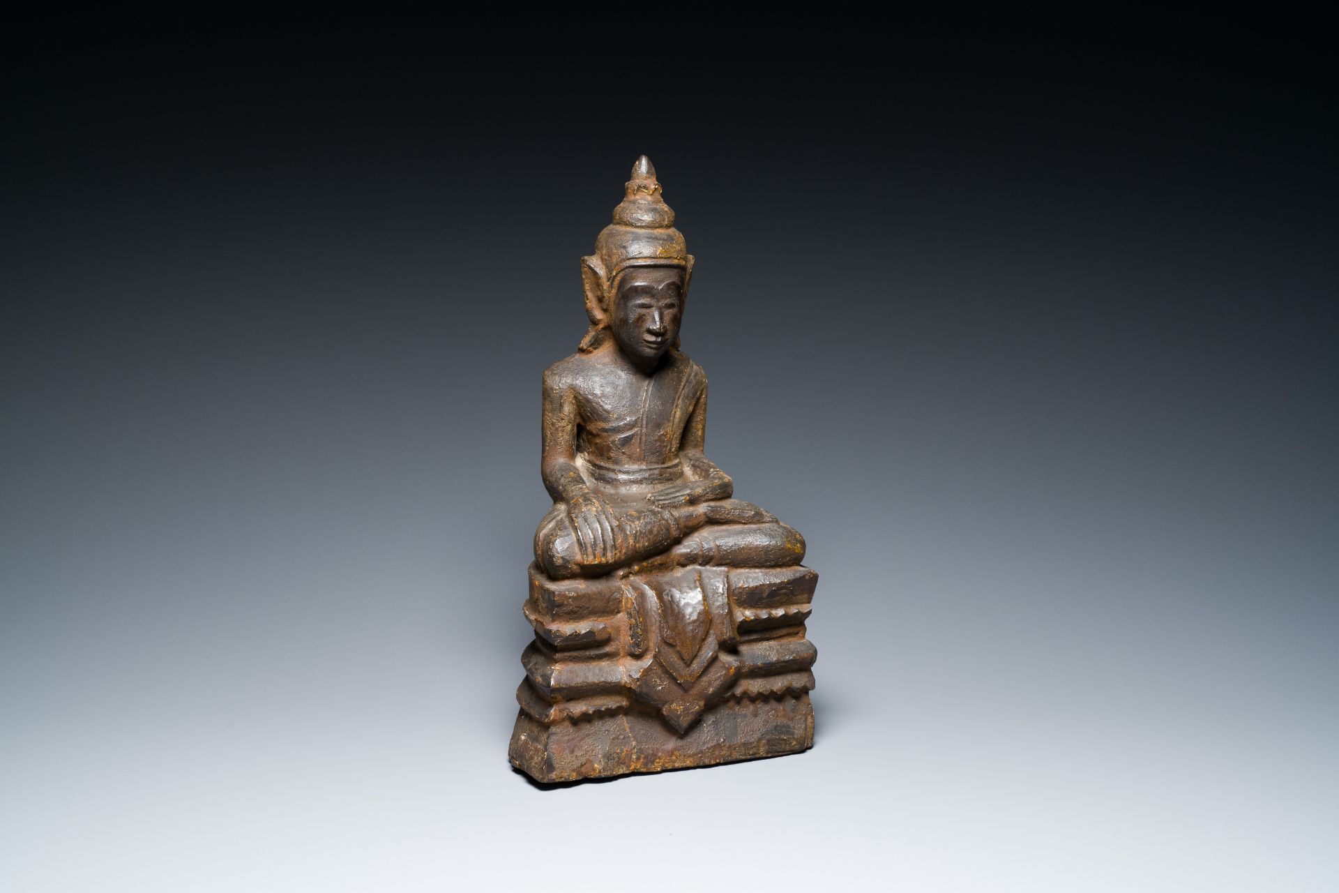 A Burmese partly gilt and lacquered teak wooden Buddha, Hanthawaddy Kingdom, 16th C. - Image 3 of 21