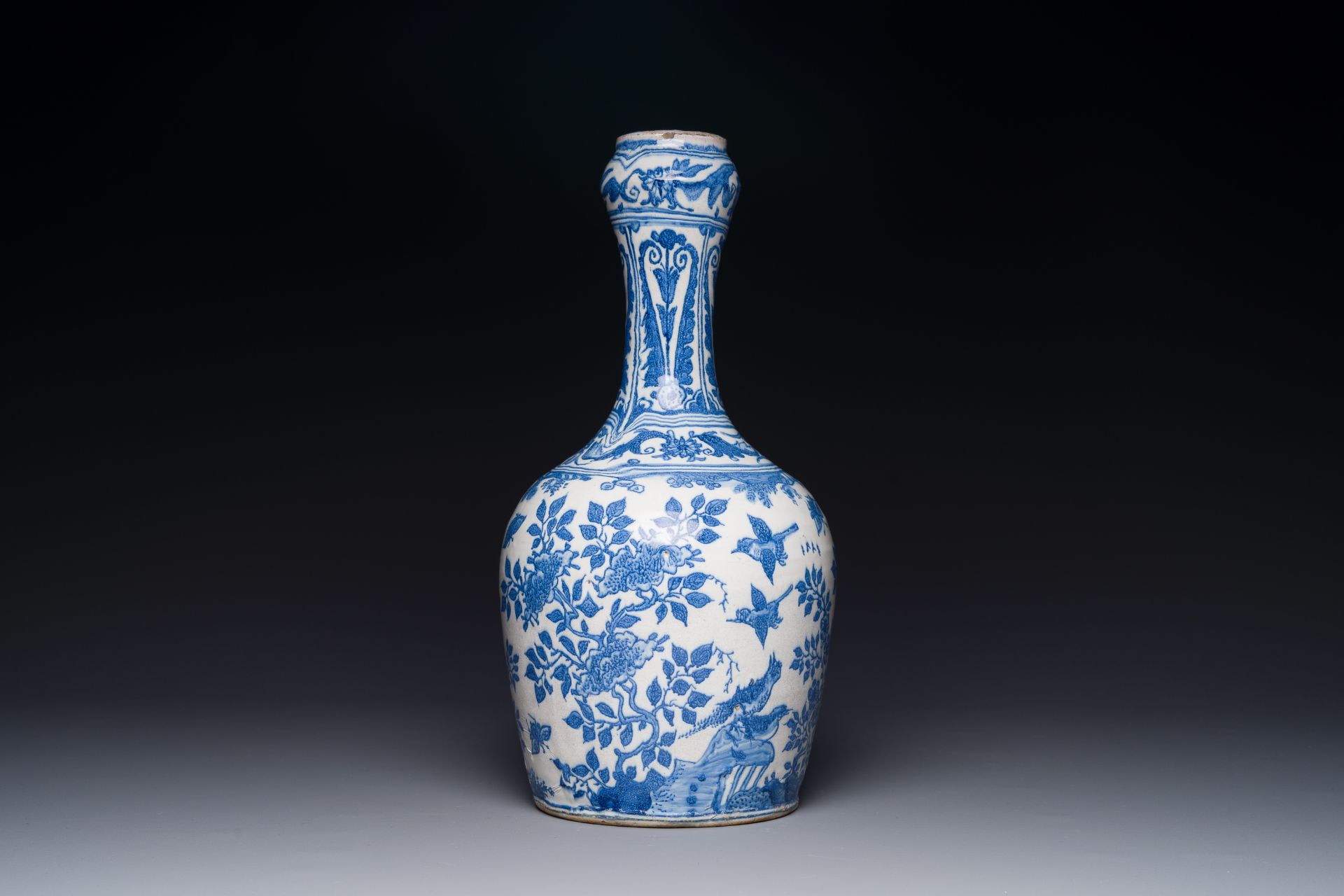 A Dutch blue and white chinoiserie bottle vase, Delft or Haarlem, 1st half 17th C. - Image 3 of 7