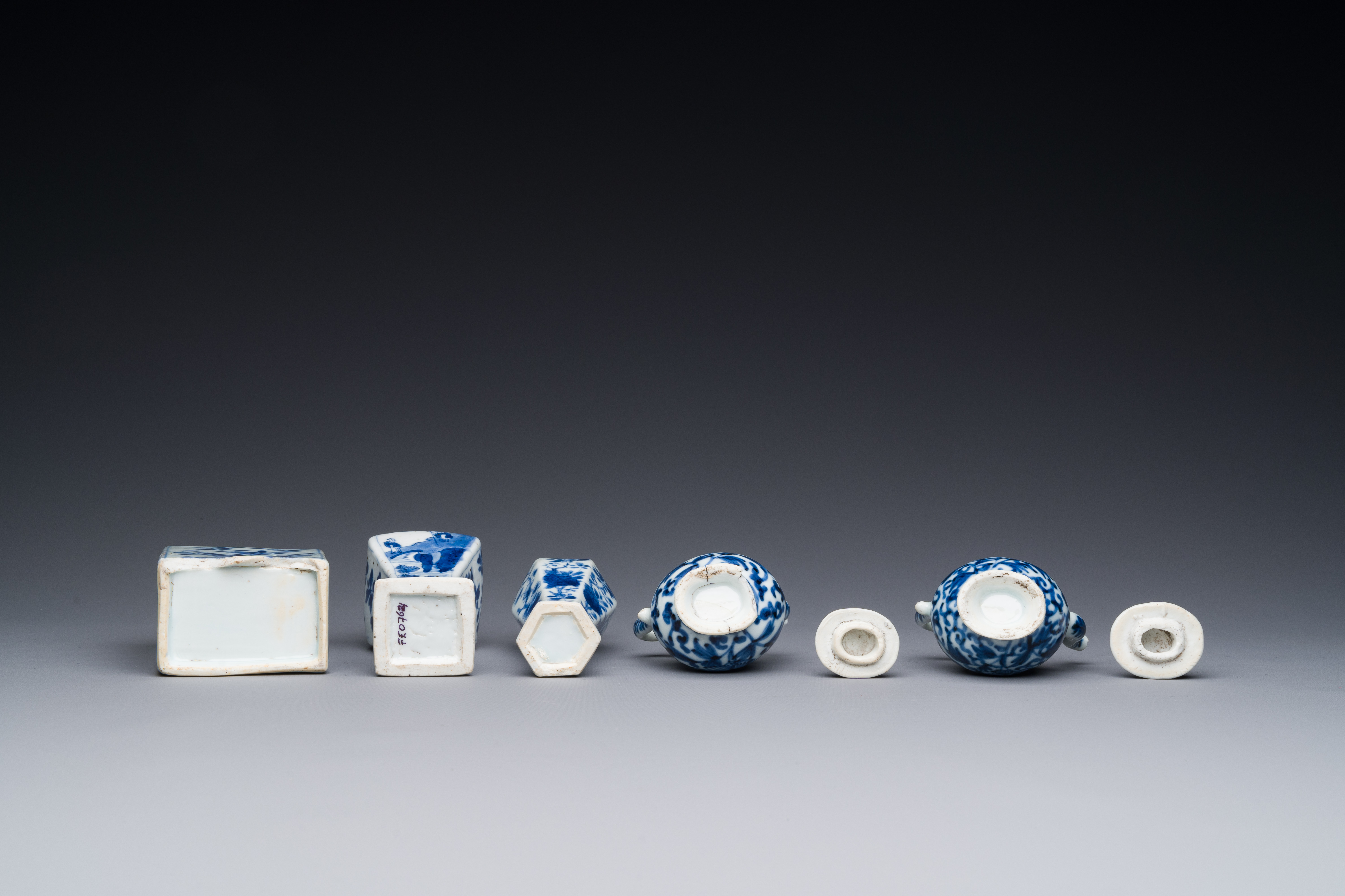 Two Chinese blue and white vases, two miniature jugs and a tea caddy, Kangxi - Bild 5 aus 5