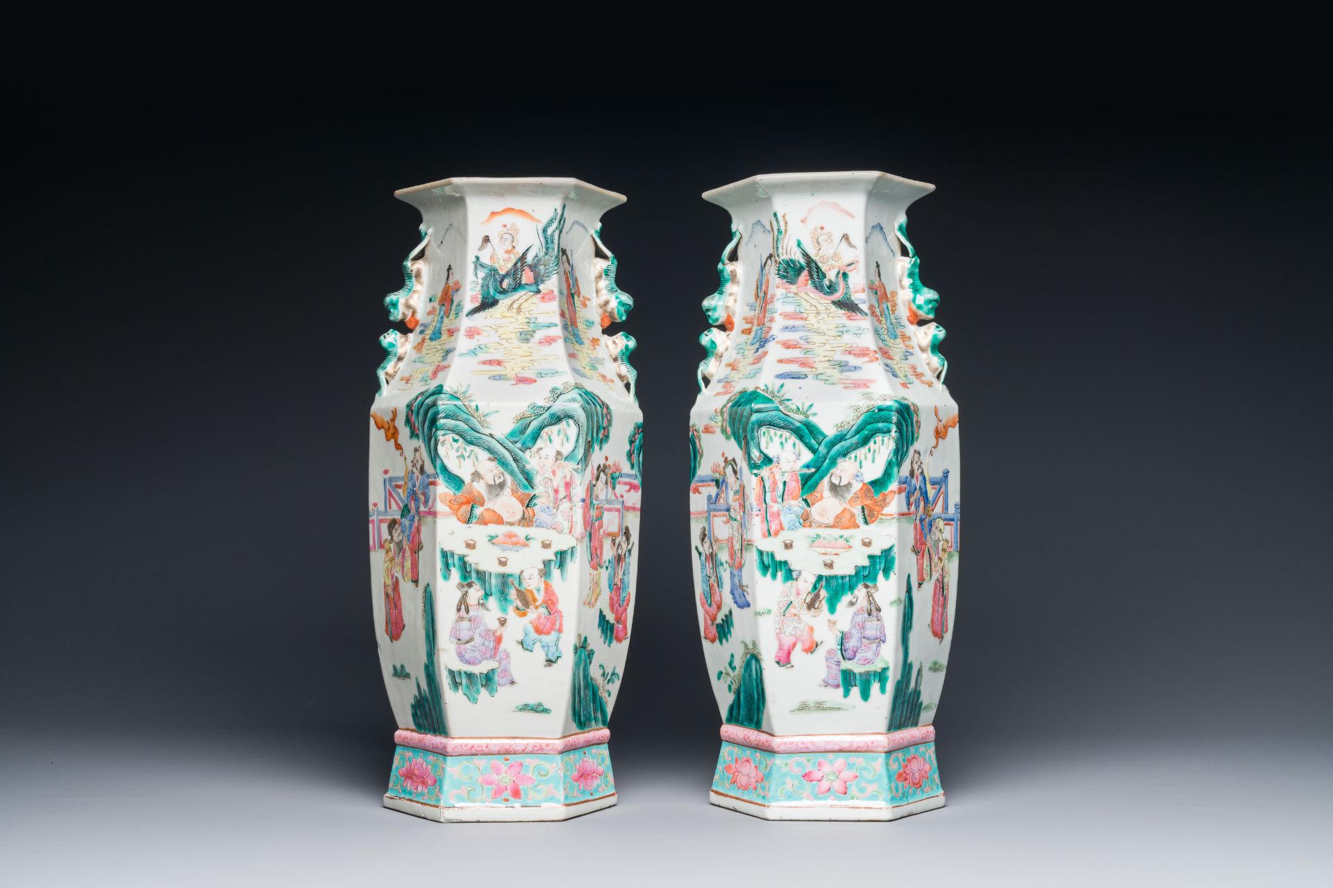 A pair of Chinese hexagonal famille rose vases, 19th C. - Bild 2 aus 3