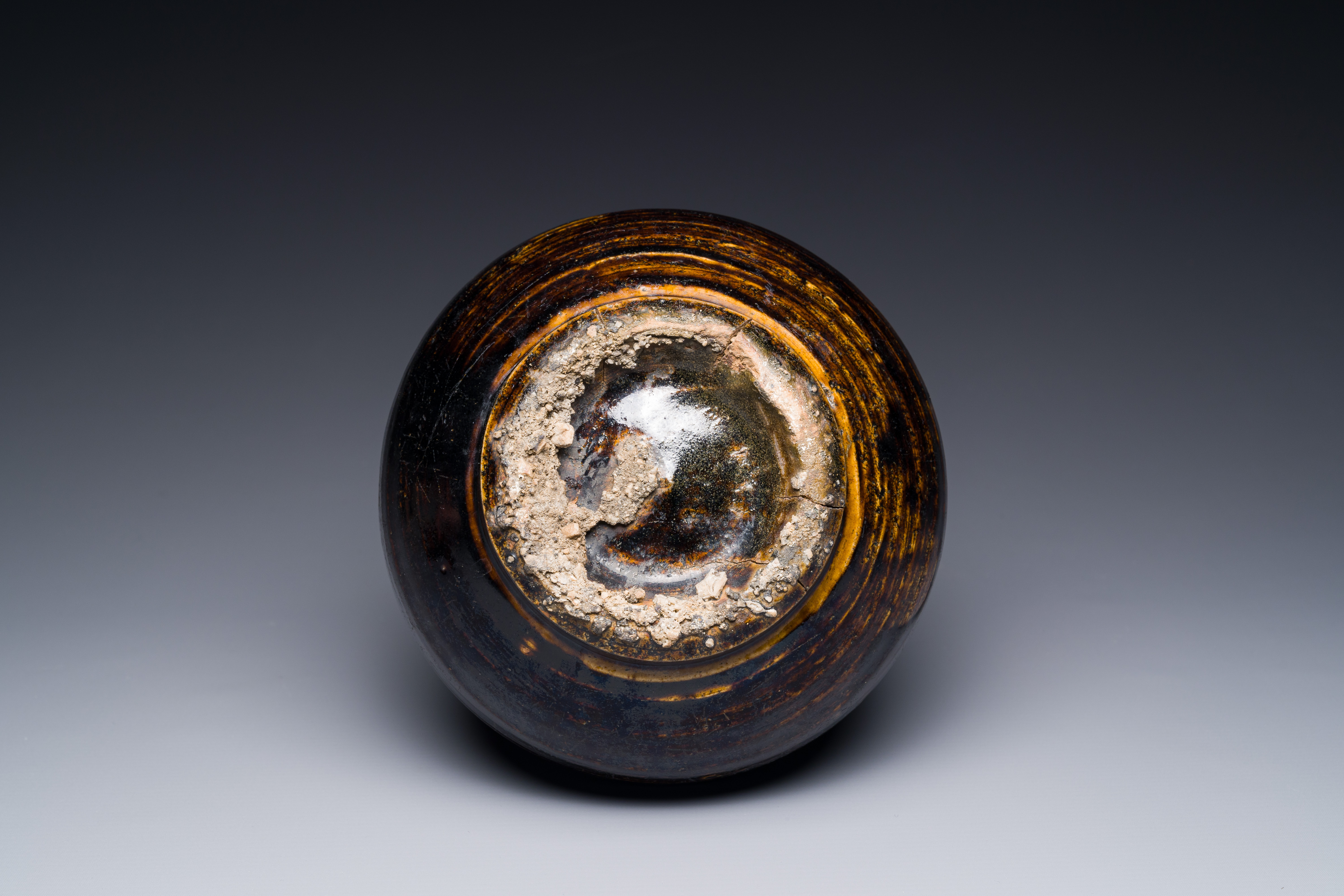 A Korean monochrome brown-glazed bottle vase, Goryeo, 15/16th C. - Image 3 of 3