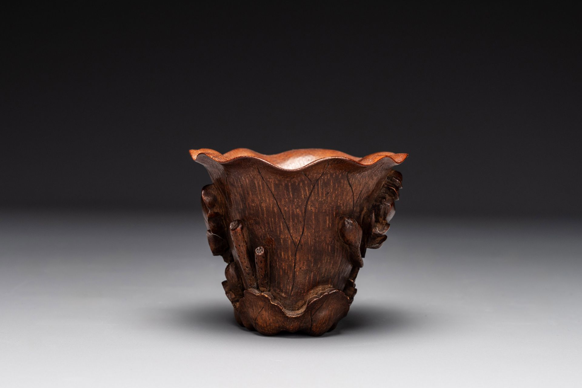 A Chinese carved bamboo 'lotus' libation cup, 17/18th C. - Bild 2 aus 6