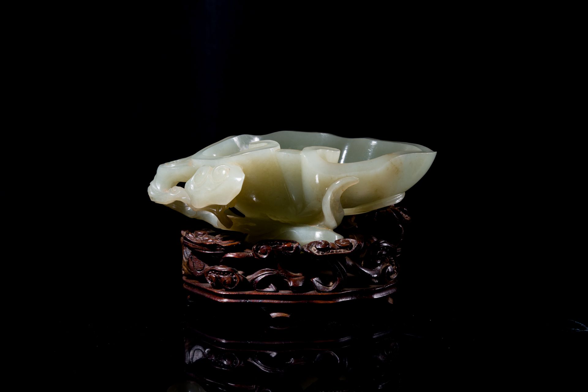 A Chinese celadon jade brush washer on wooden stand, 19/20th C. - Image 4 of 8