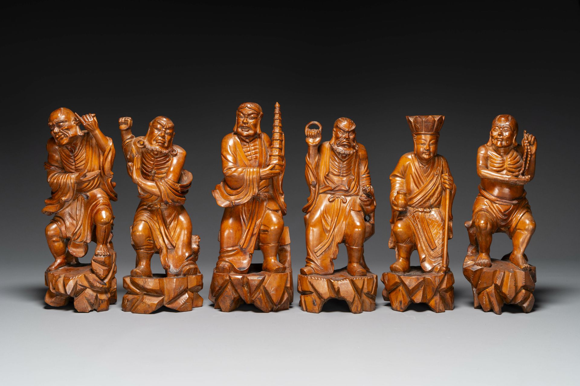 A group of Chinese boxwood sculptures of 18 Luohan, 20th C. - Bild 2 aus 7