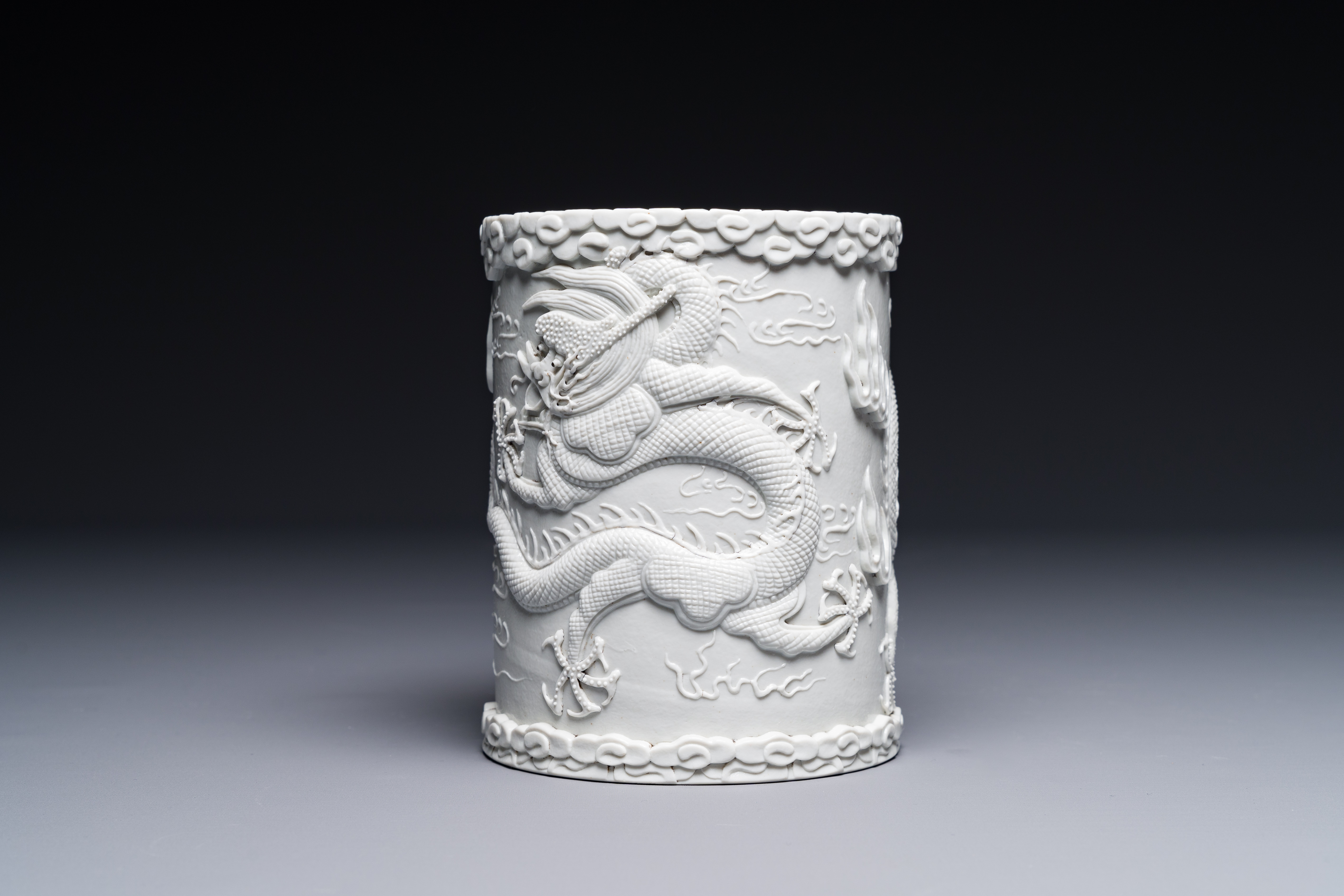 A Chinese monochrome white-glazed biscuit brush pot, signed Wang Bingrong çŽ‹ç‚³æ¦®, 19/20th C. - Image 4 of 7