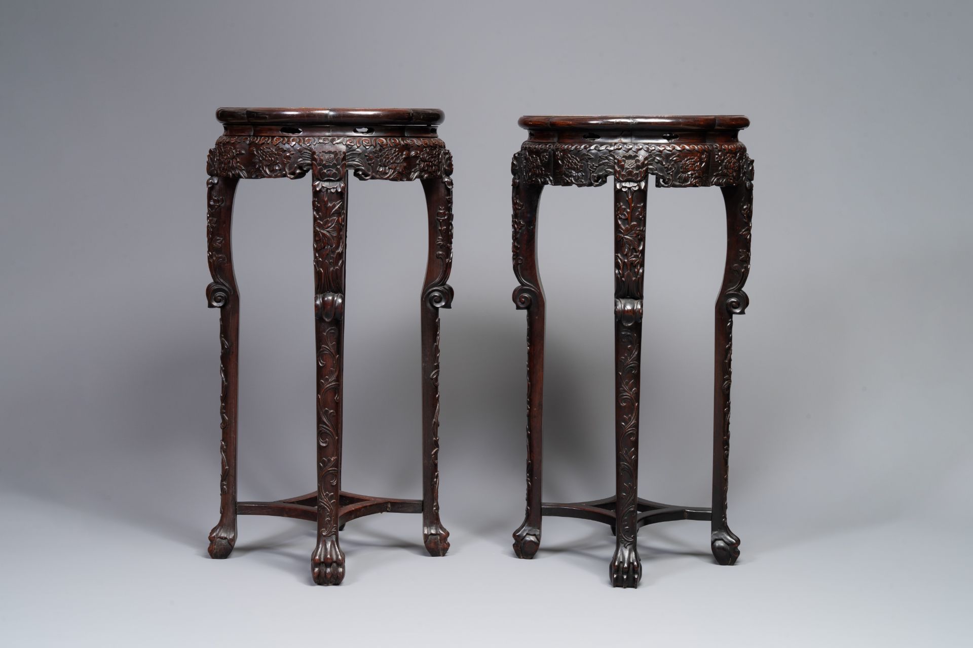 A pair of tall Chinese carved wooden stands with marble tops, 19th C. - Bild 2 aus 5