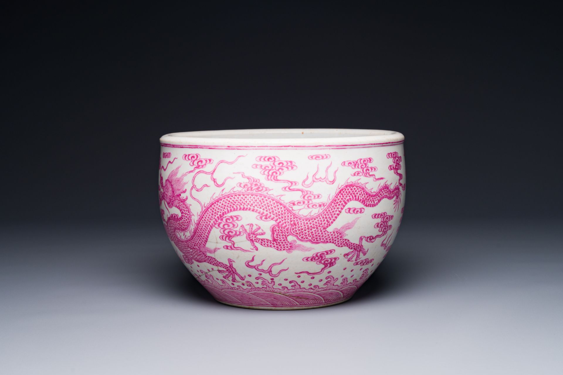 A small Chinese puce-enamelled 'dragon' fish bowl, 19/20th C. - Image 4 of 7