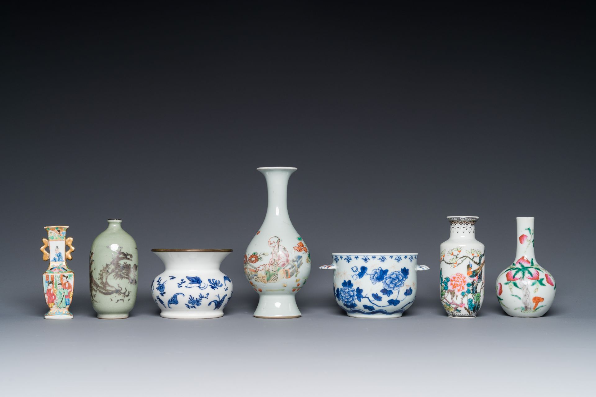 A varied collection of Chinese blue and white and famille rose porcelain, 18th C. and later - Bild 2 aus 4