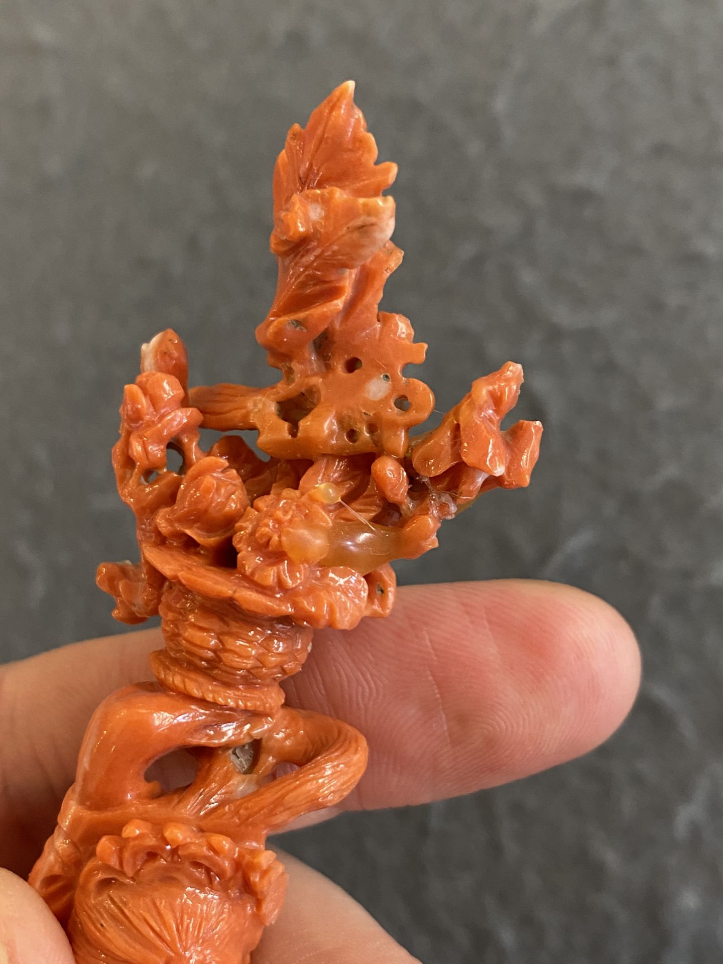 A Chinese red coral figure of a standing lady with a flower basket, 19/20th C. - Bild 15 aus 17