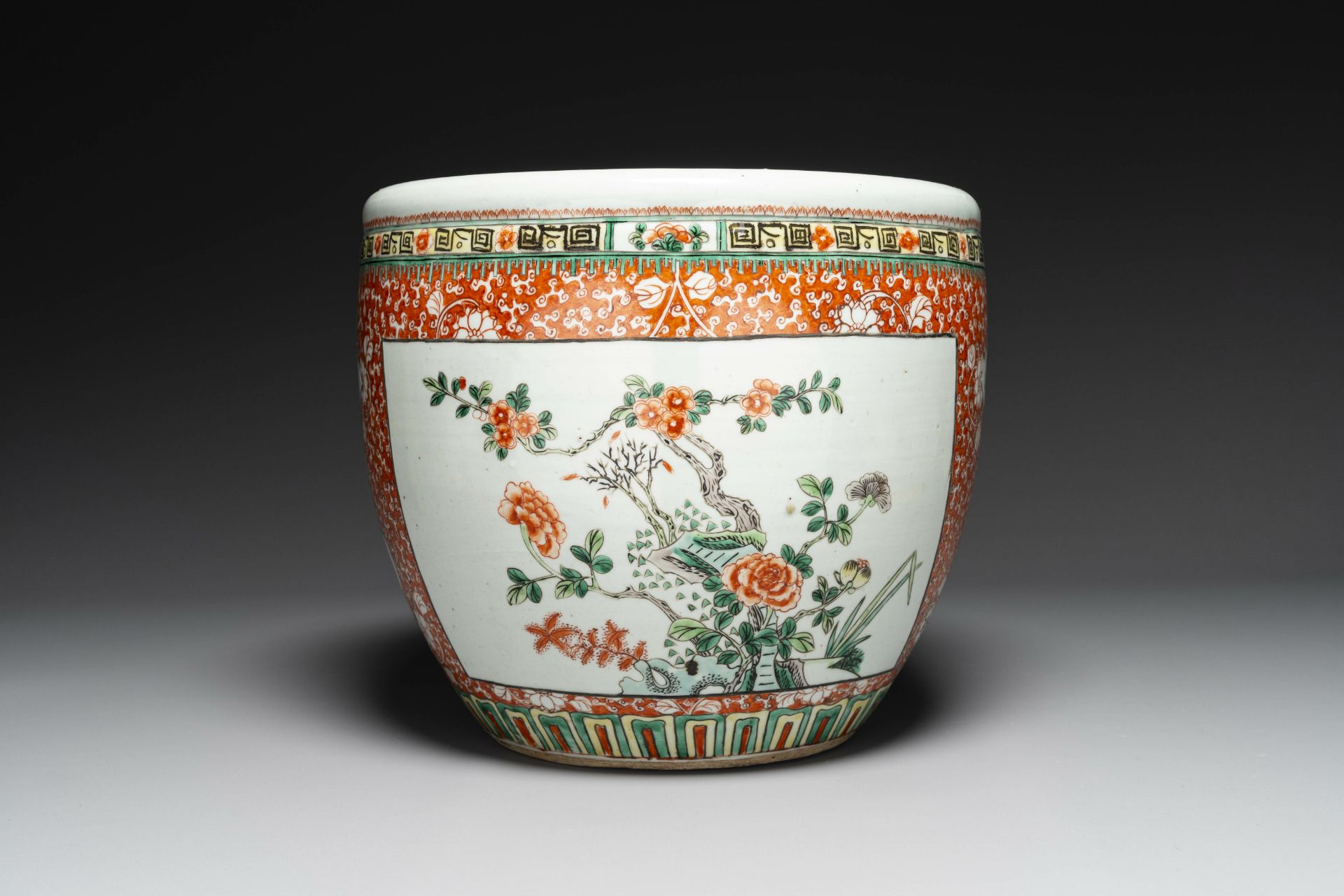 A Chinese famille verte jardiniere, 19th C.