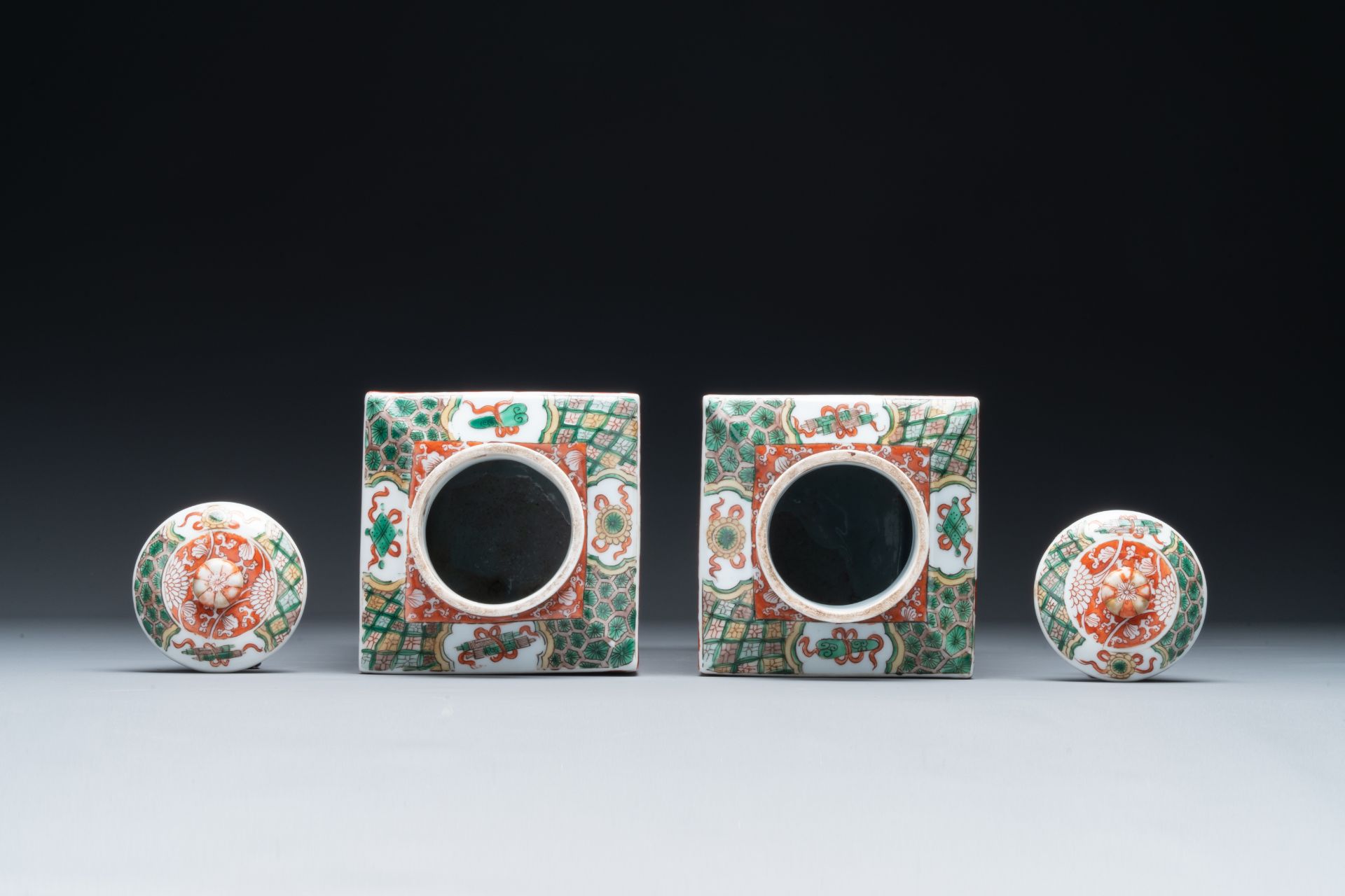 A Chinese blue and white bottle-shaped 'lotus scroll' vase and a pair of square famille verte flasks - Bild 6 aus 9