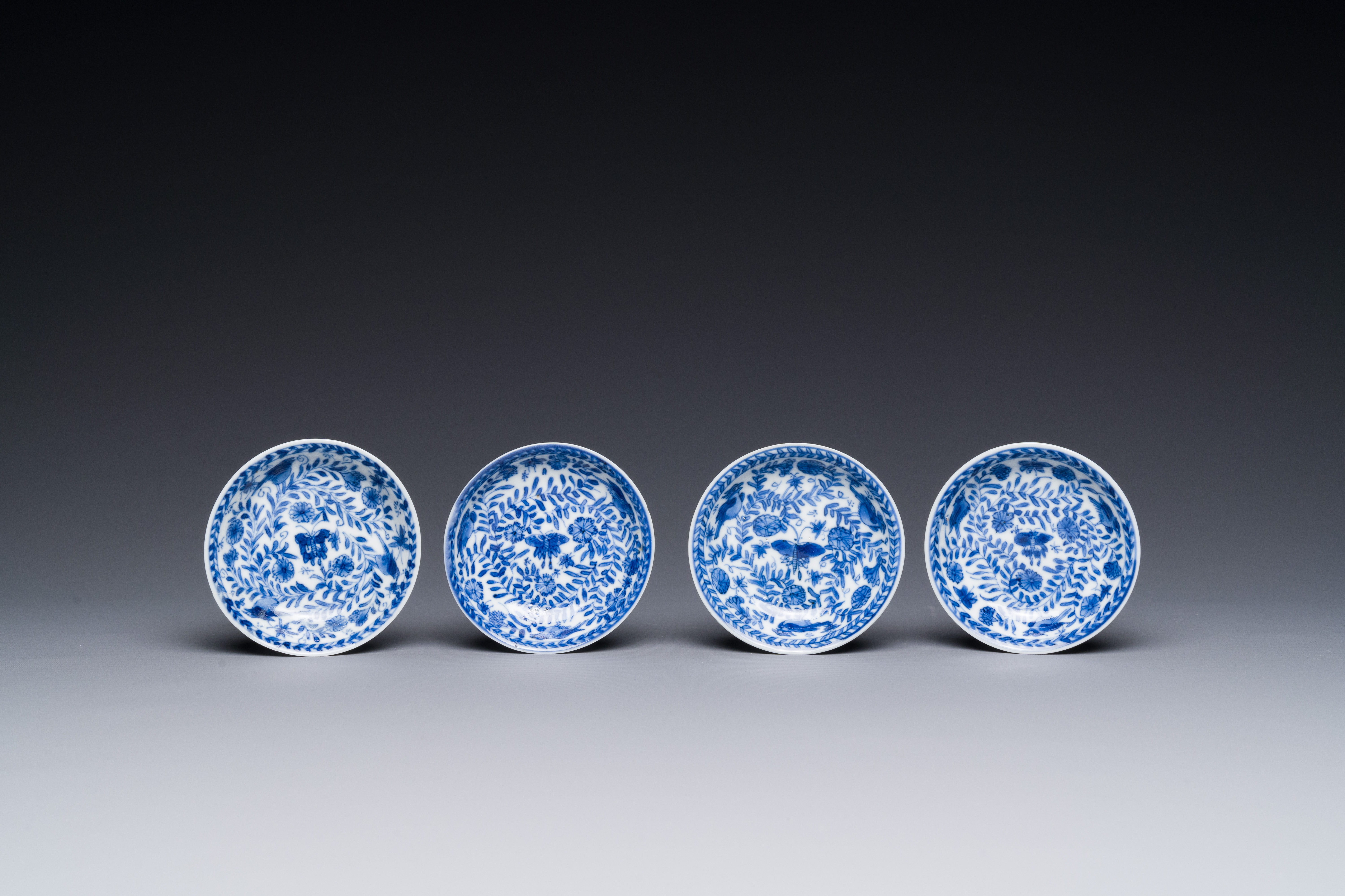 Four Chinese blue and white miniature cups and saucers, butterfly mark, Kangxi - Bild 2 aus 6