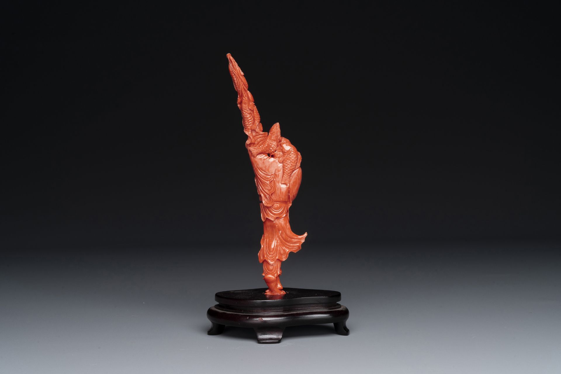 A Chinese red coral figure of a fisherman on wooden stand, 19/20th C. - Image 3 of 6
