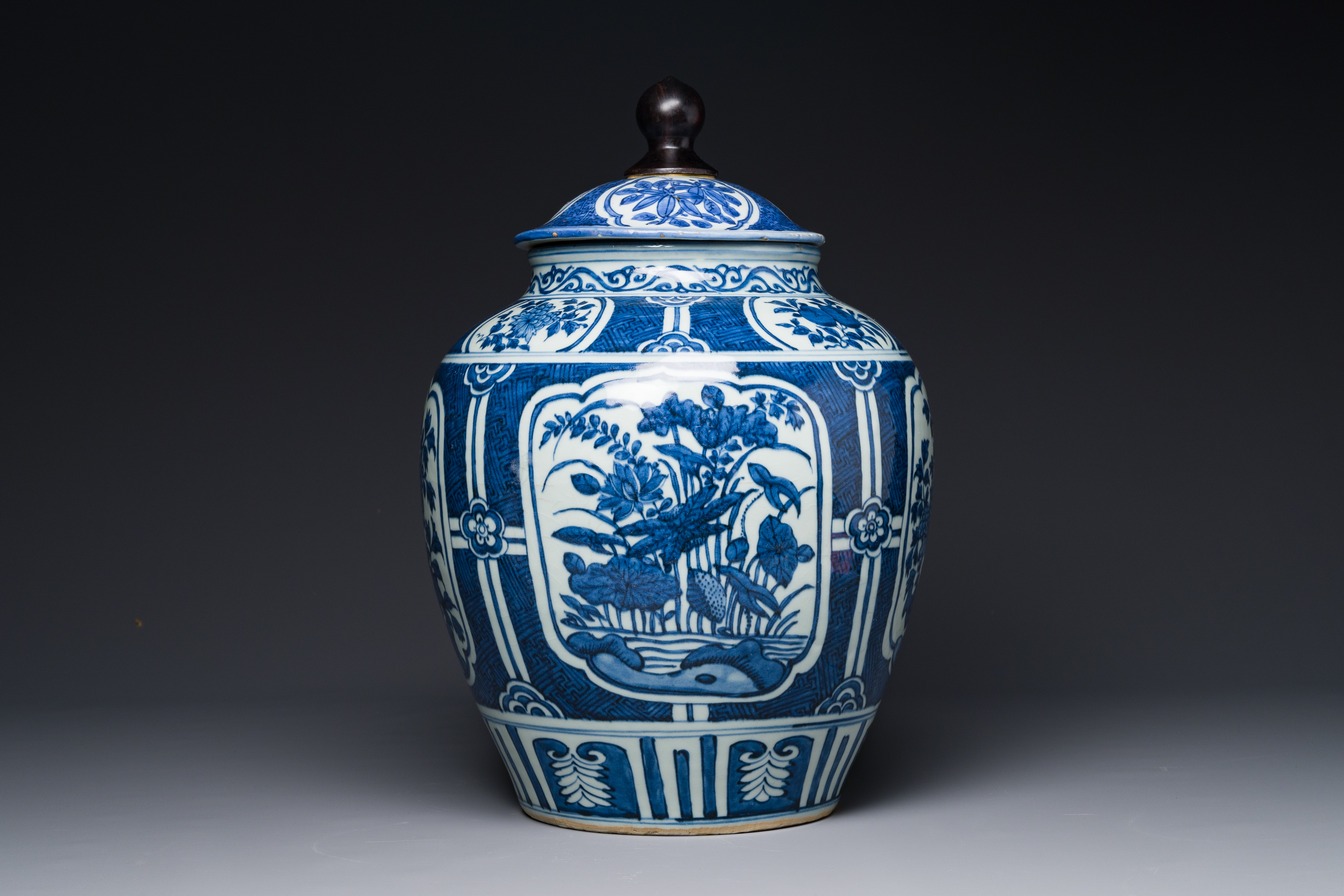 A Chinese blue and white jar and cover with floral design, Wanli - Image 2 of 7