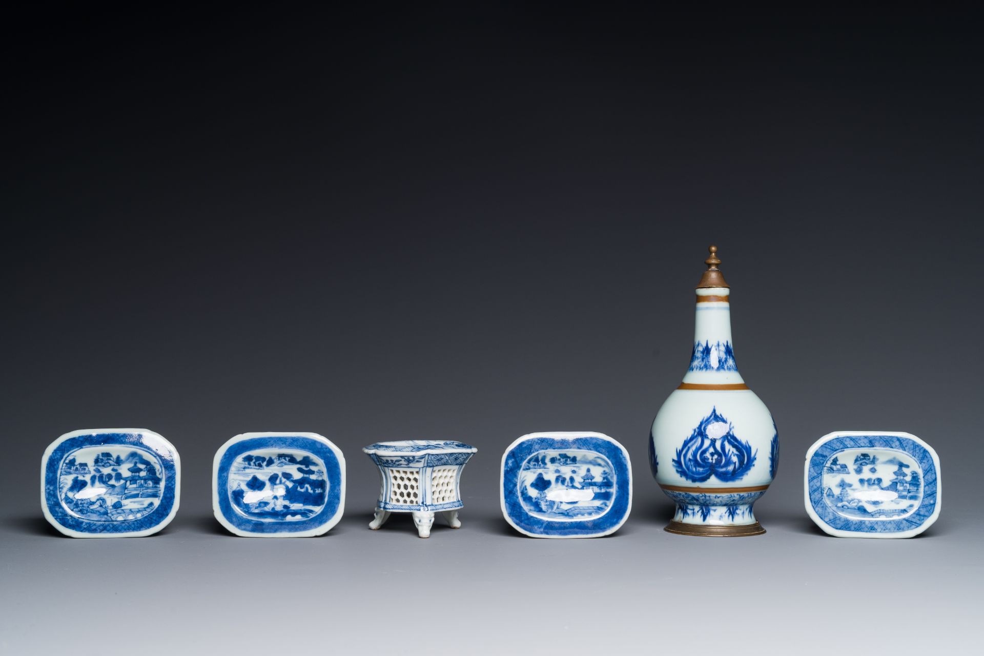 Five Chinese blue and white salts and a sprinkler with copper mounts, Kangxi/Jiaqing - Bild 2 aus 5