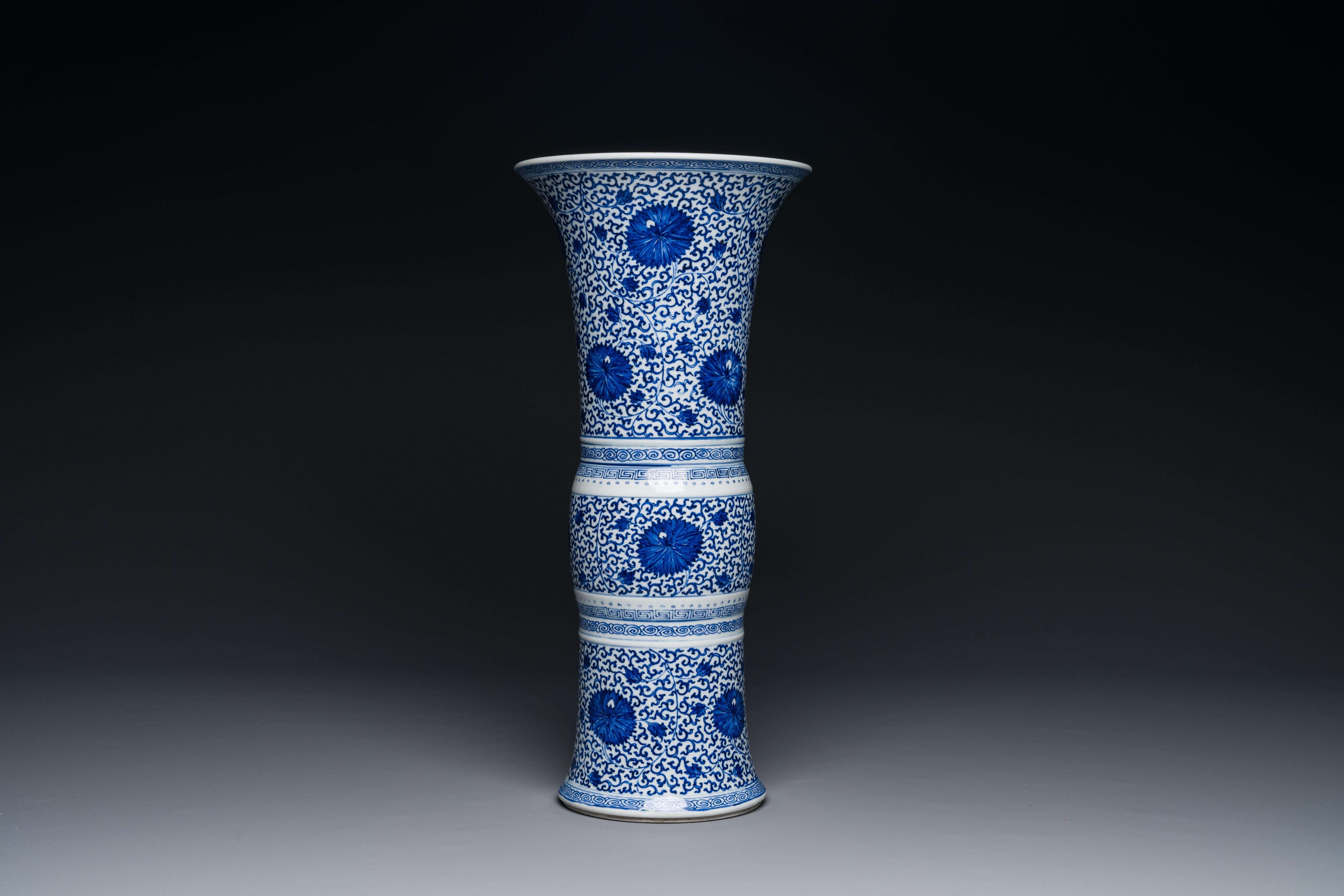 A Chinese blue and white 'chrysanthemum scroll' 'gu' vase, Kangxi - Image 2 of 7