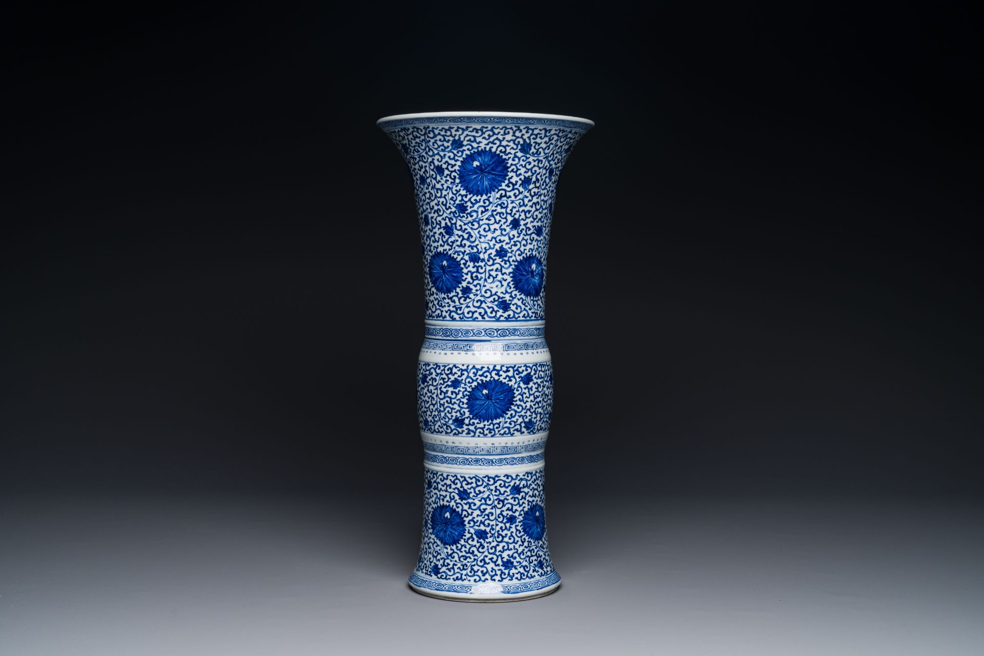 A Chinese blue and white 'chrysanthemum scroll' 'gu' vase, Kangxi - Bild 2 aus 7