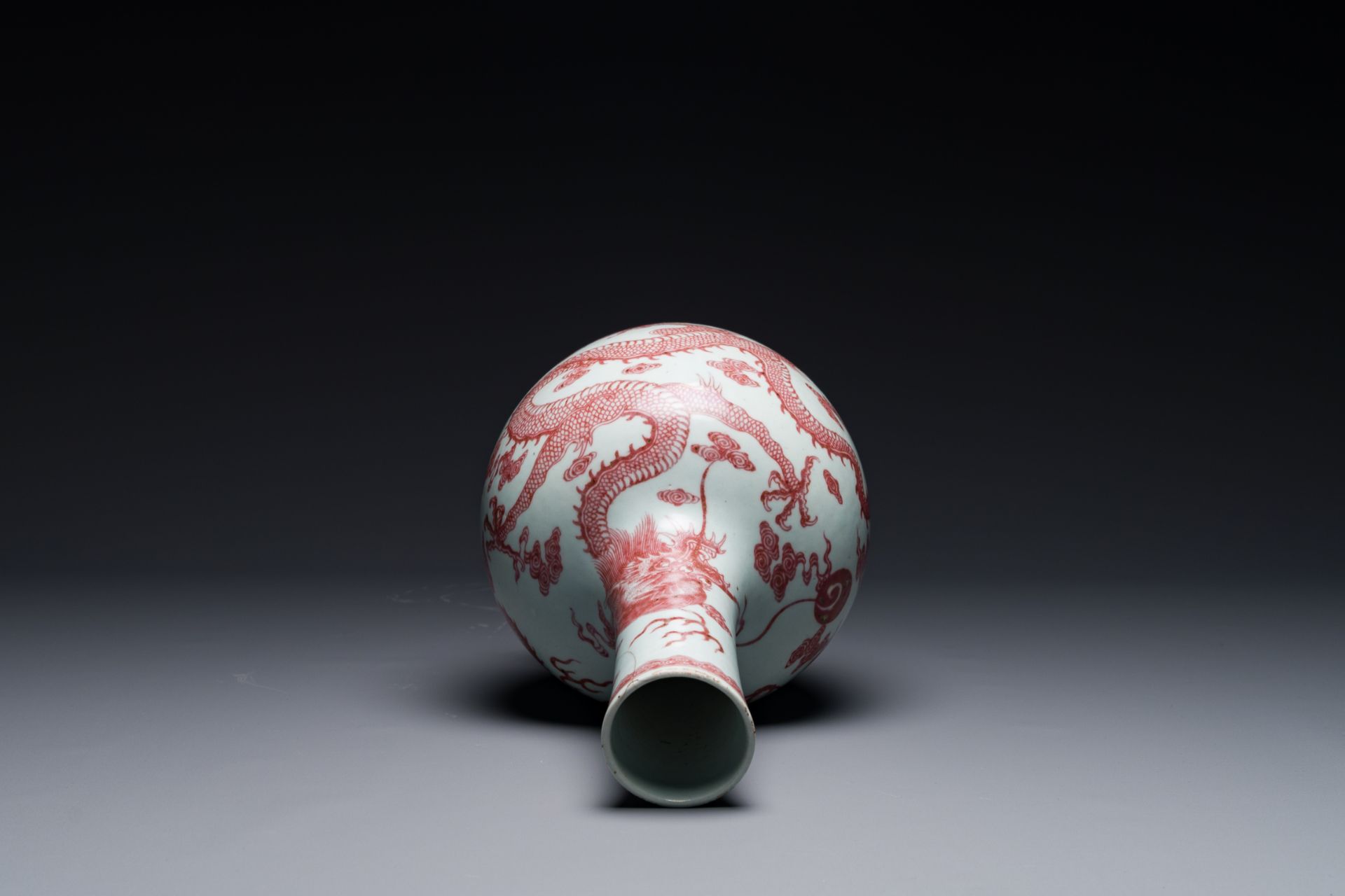 A Chinese blue, white and copper-red 'dragon' tianqiu ping' vase, 18th C. - Bild 6 aus 7