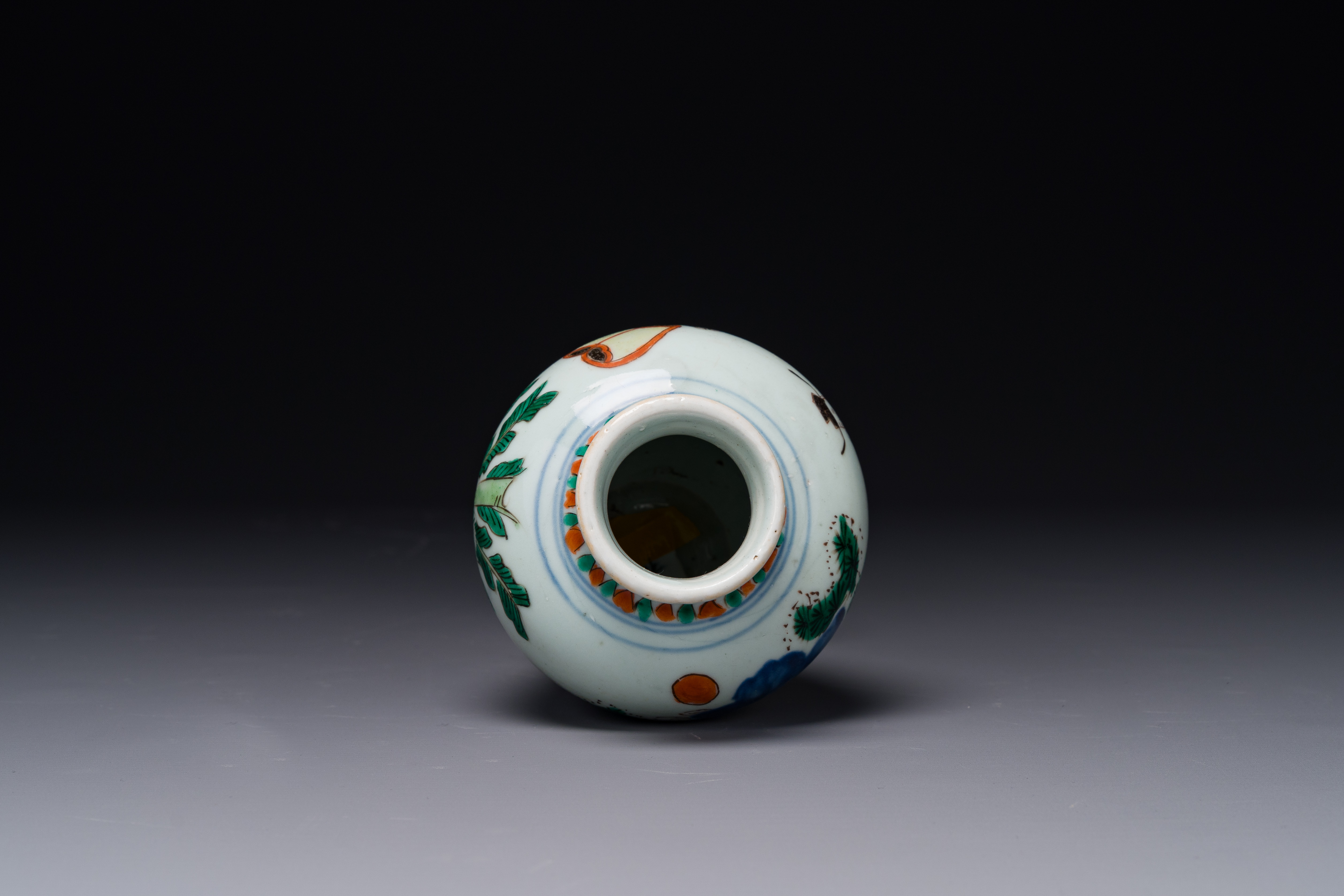 A small Chinese wucai jar with figures in a landscape, Transition period - Image 5 of 6