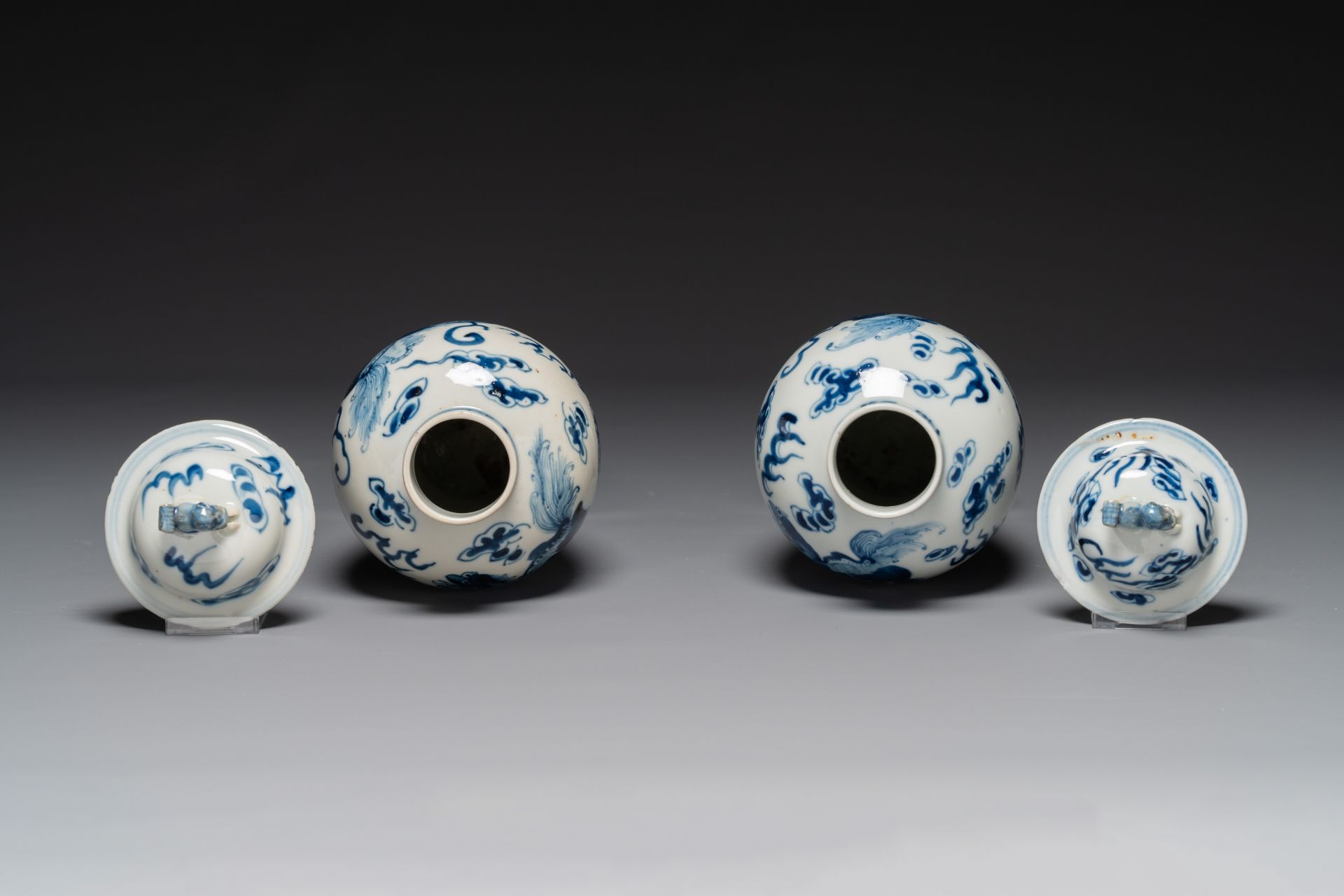 A pair of Chinese blue and white covered vases and three jars, 19th C. - Image 5 of 6