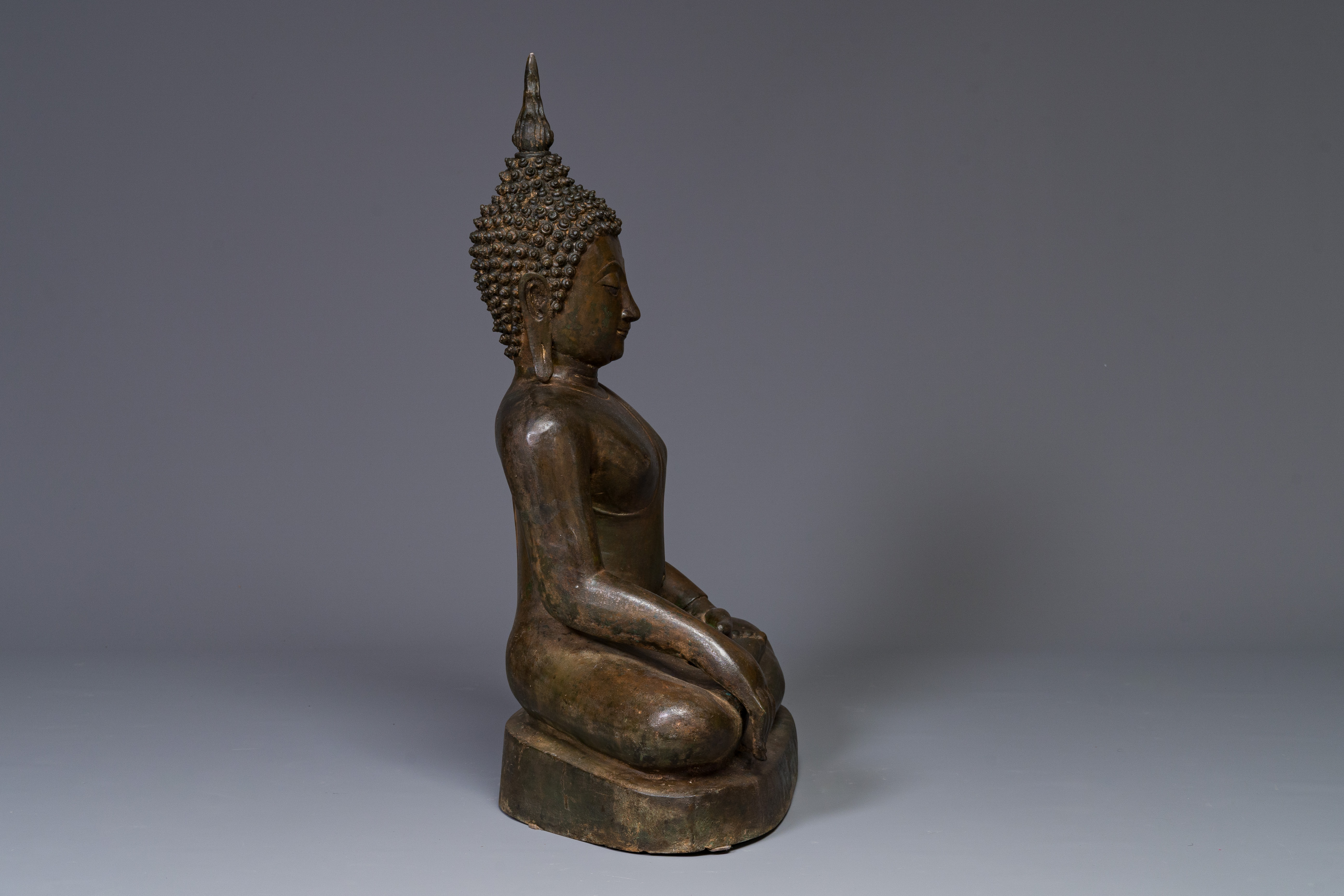 A Thai bronze Buddha in bhumisparsha mudra, 18/19th C. - Image 5 of 18