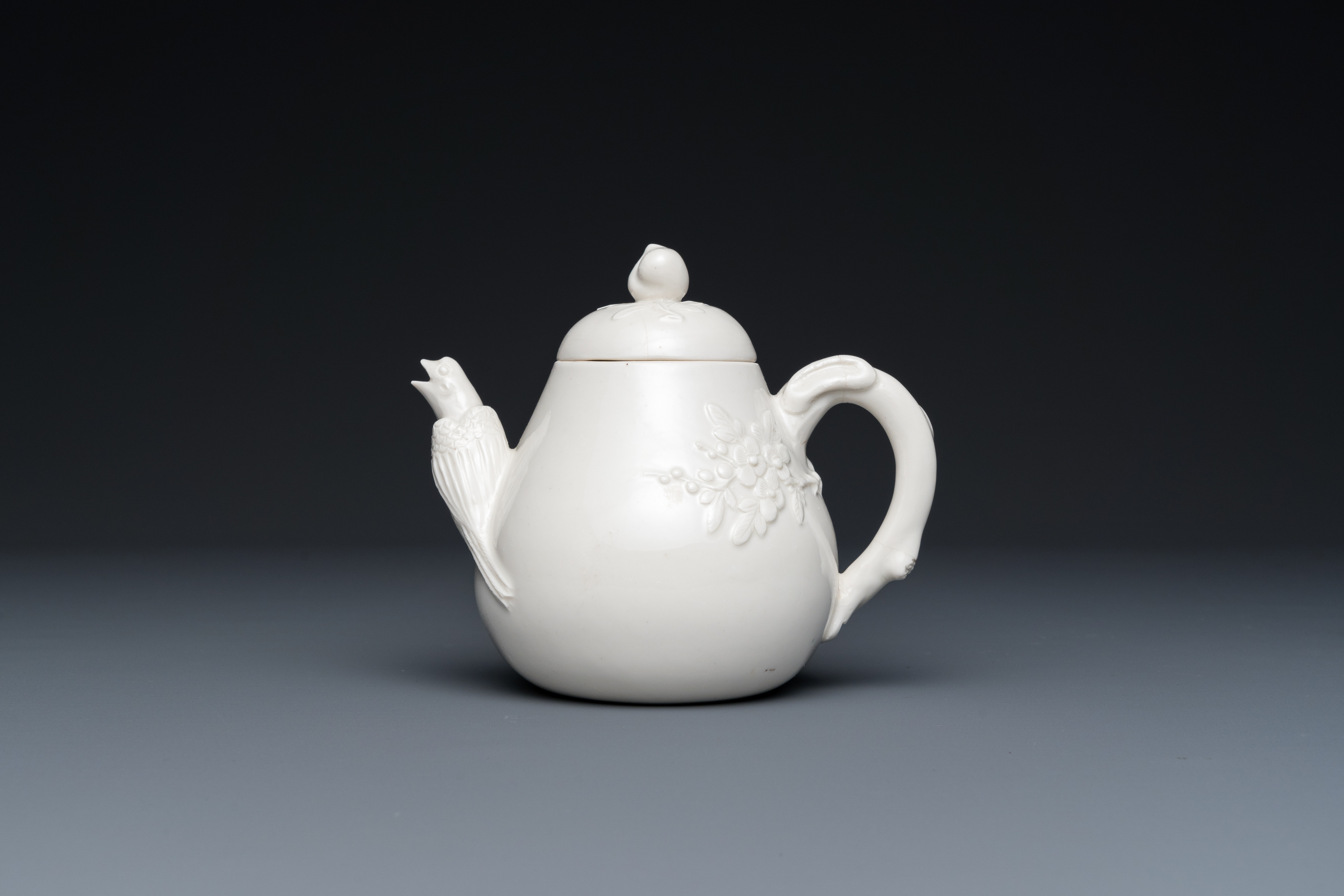 A Chinese white-glazed teapot, inscribed Yi Gong é€¸å…¬, 18/19th C. - Image 2 of 7