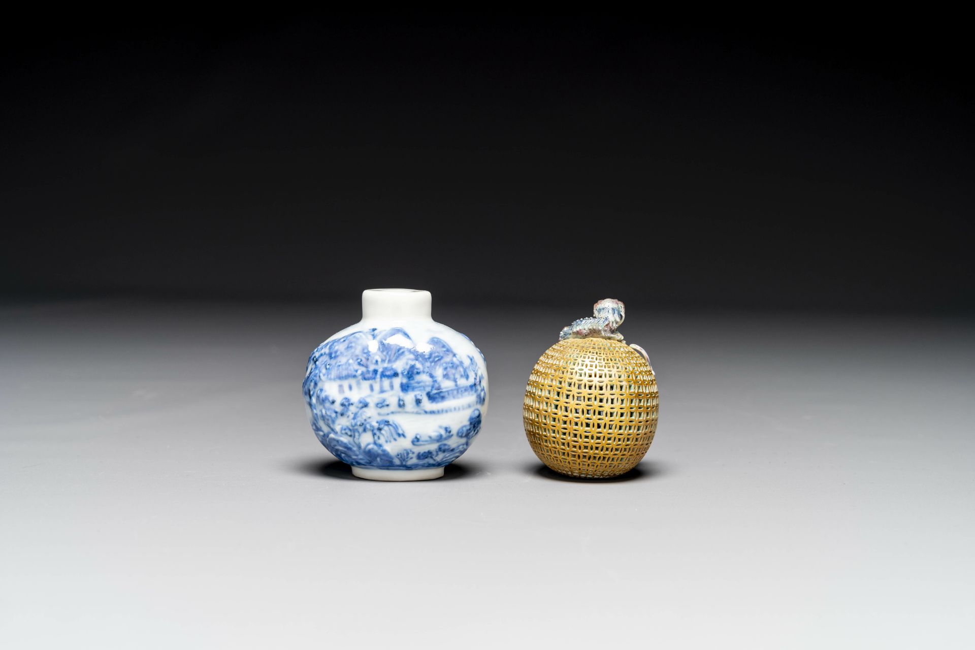 A Chinese blue and white snuff bottle and a famille rose openworked ball, 19th C. - Image 4 of 7