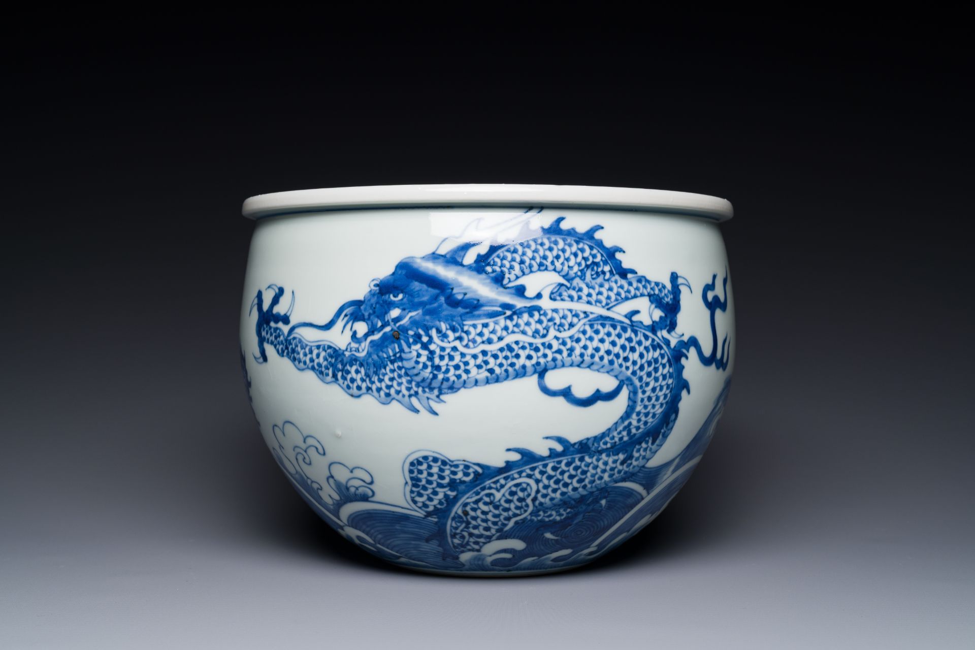 A Chinese blue and white 'dragons and carps' jardiniere, 19th C. - Bild 2 aus 4