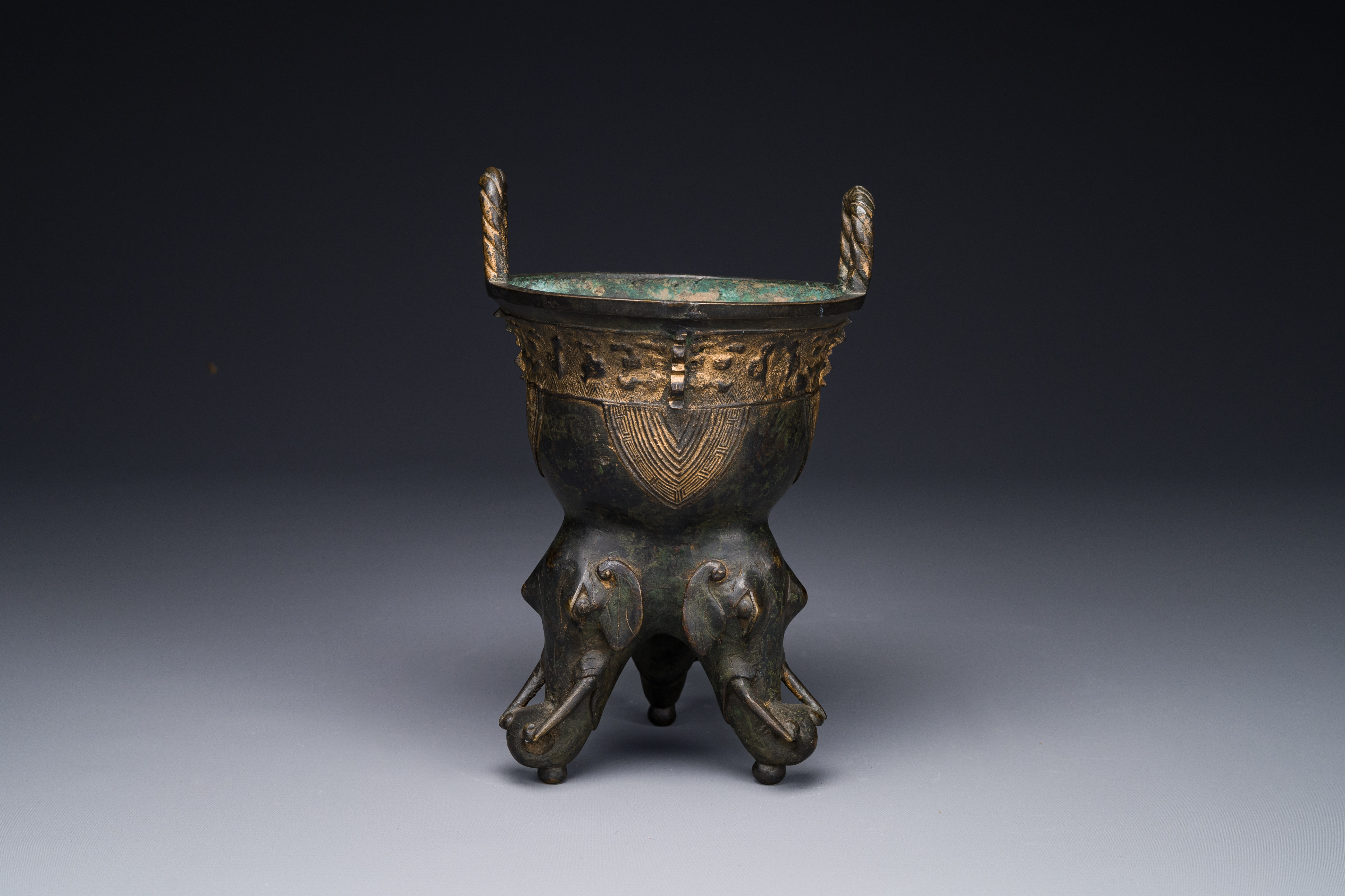 A Chinese archaistic Western Zhou-style bronze ritual food vessel, 'yan', Ming - Image 5 of 12