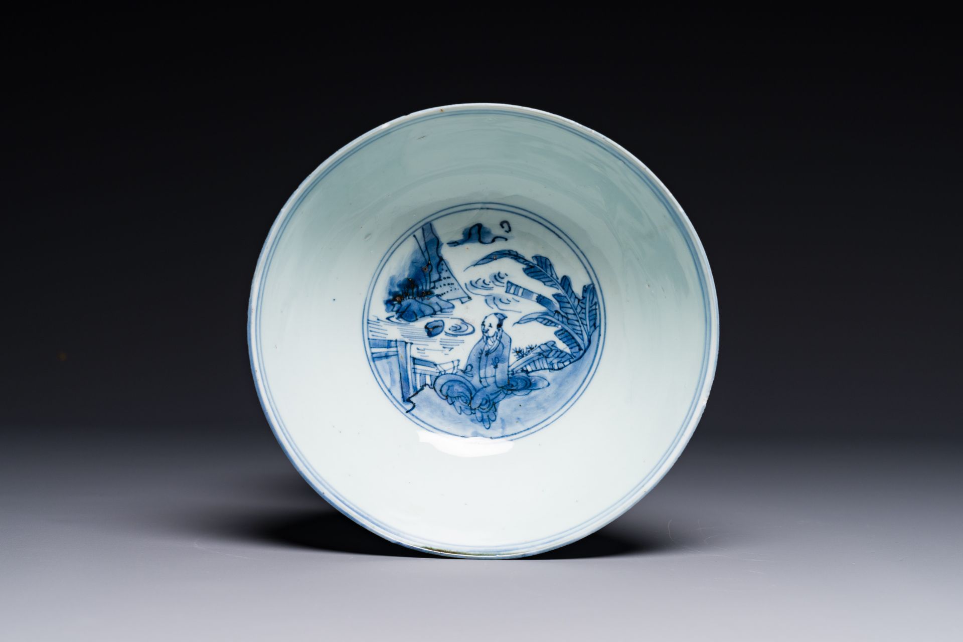 A Chinese blue and white bowl with figures in a landscape, Chenghua mark, Chongzhen - Bild 4 aus 5