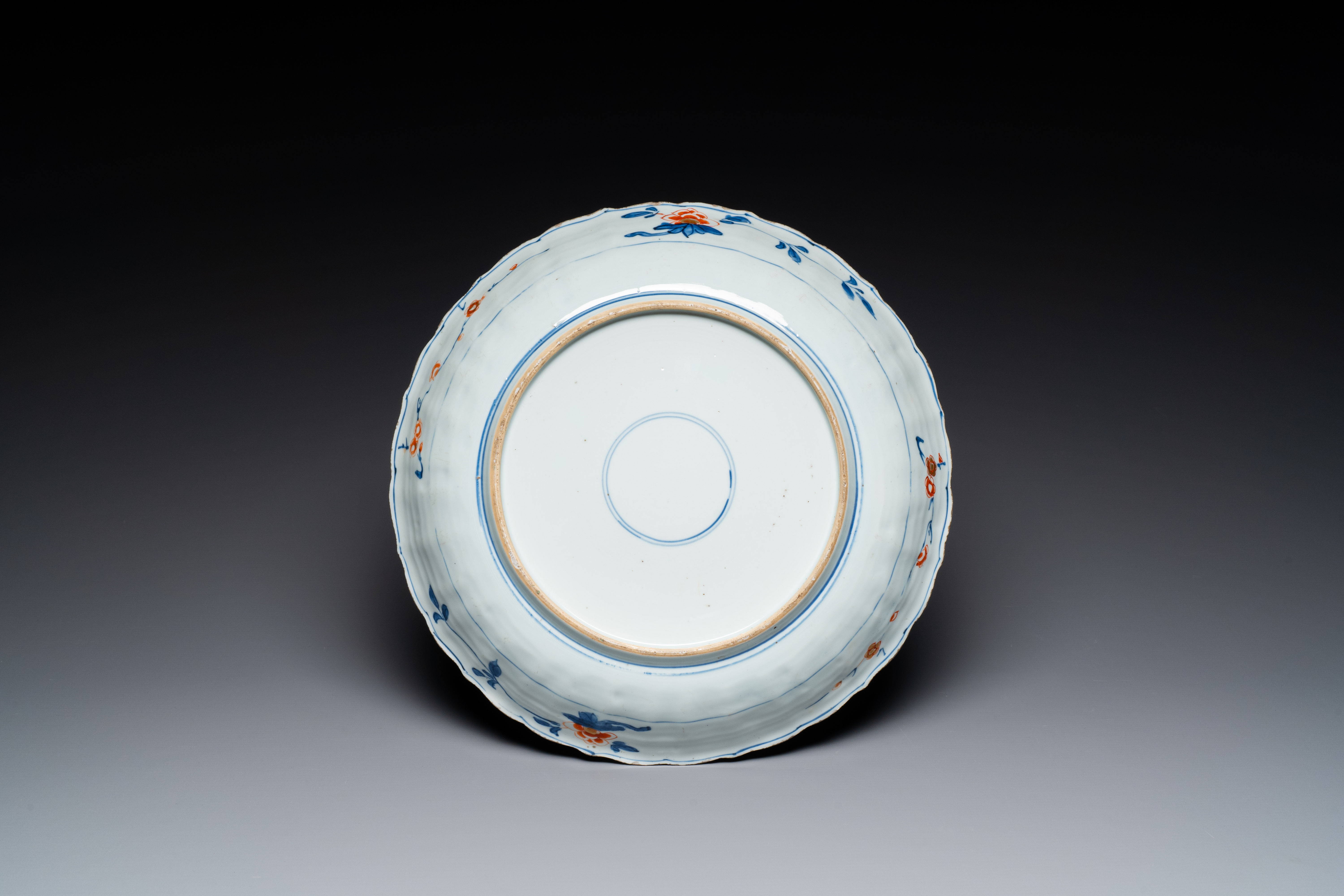 A Chinese verte-Imari dish with floral decor, Kangxi - Image 2 of 2