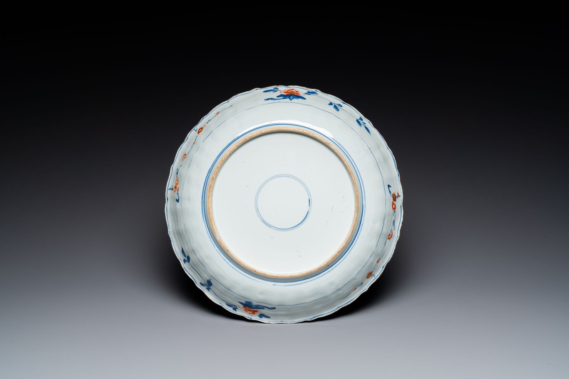 A Chinese verte-Imari dish with floral decor, Kangxi - Image 2 of 2